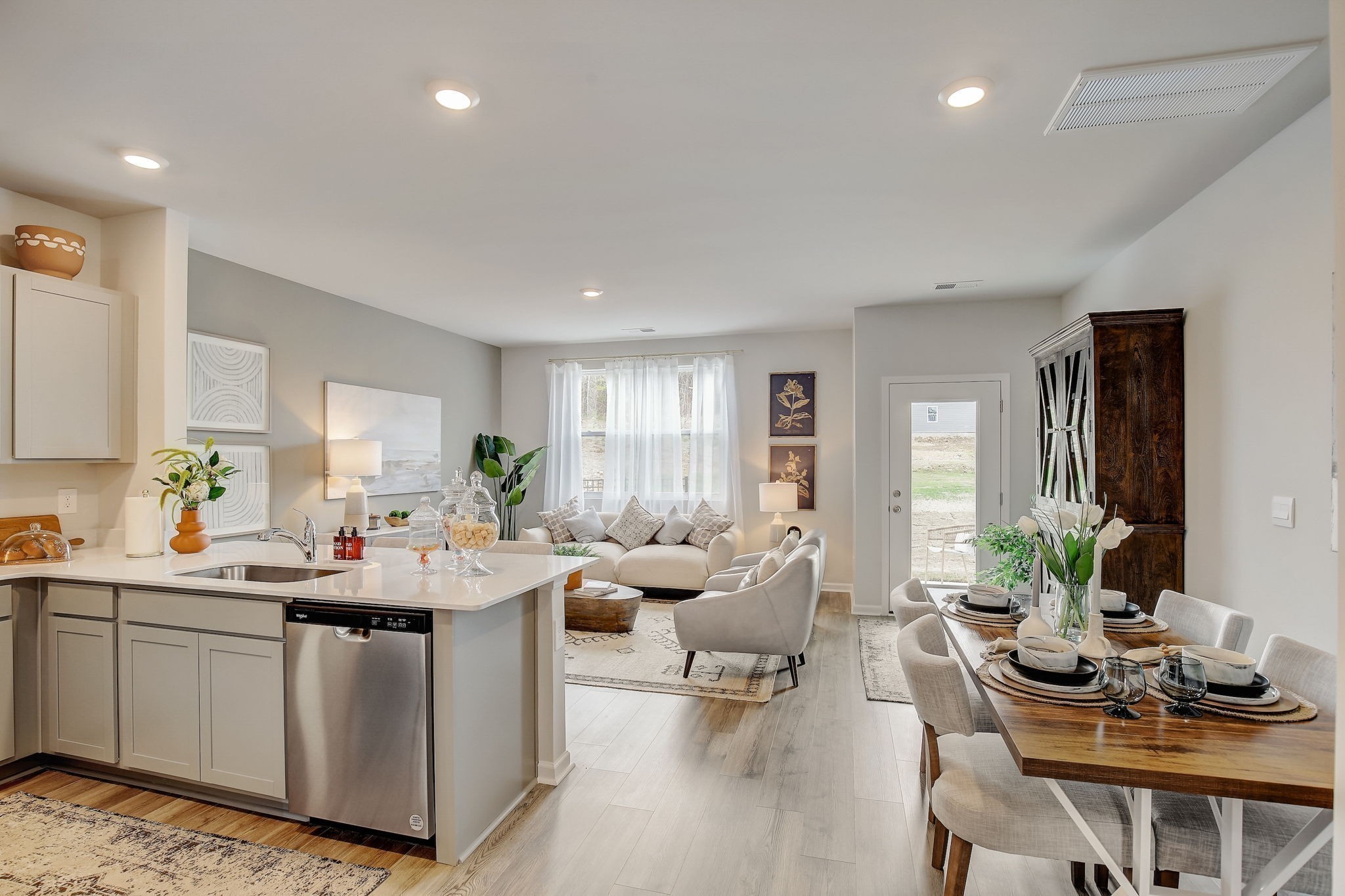 Listing photo id 6 for 2114 Magenta Drive
