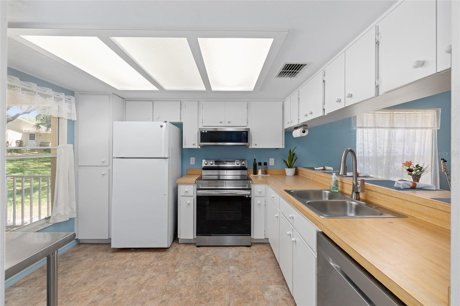 Image 10 of 33 For 910 Penn Hills Court
