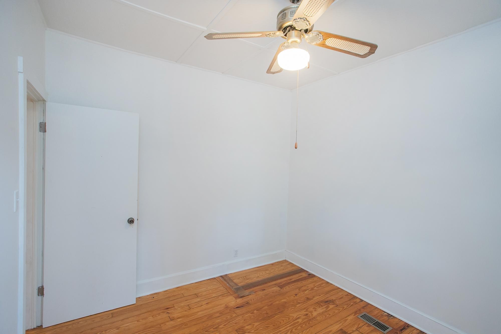 Listing photo id 18 for 1219 63rd Street Road