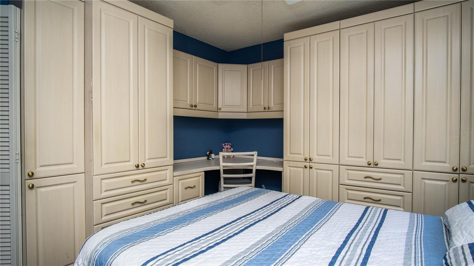 Image 11 of 31 For 20820 River Drive B25