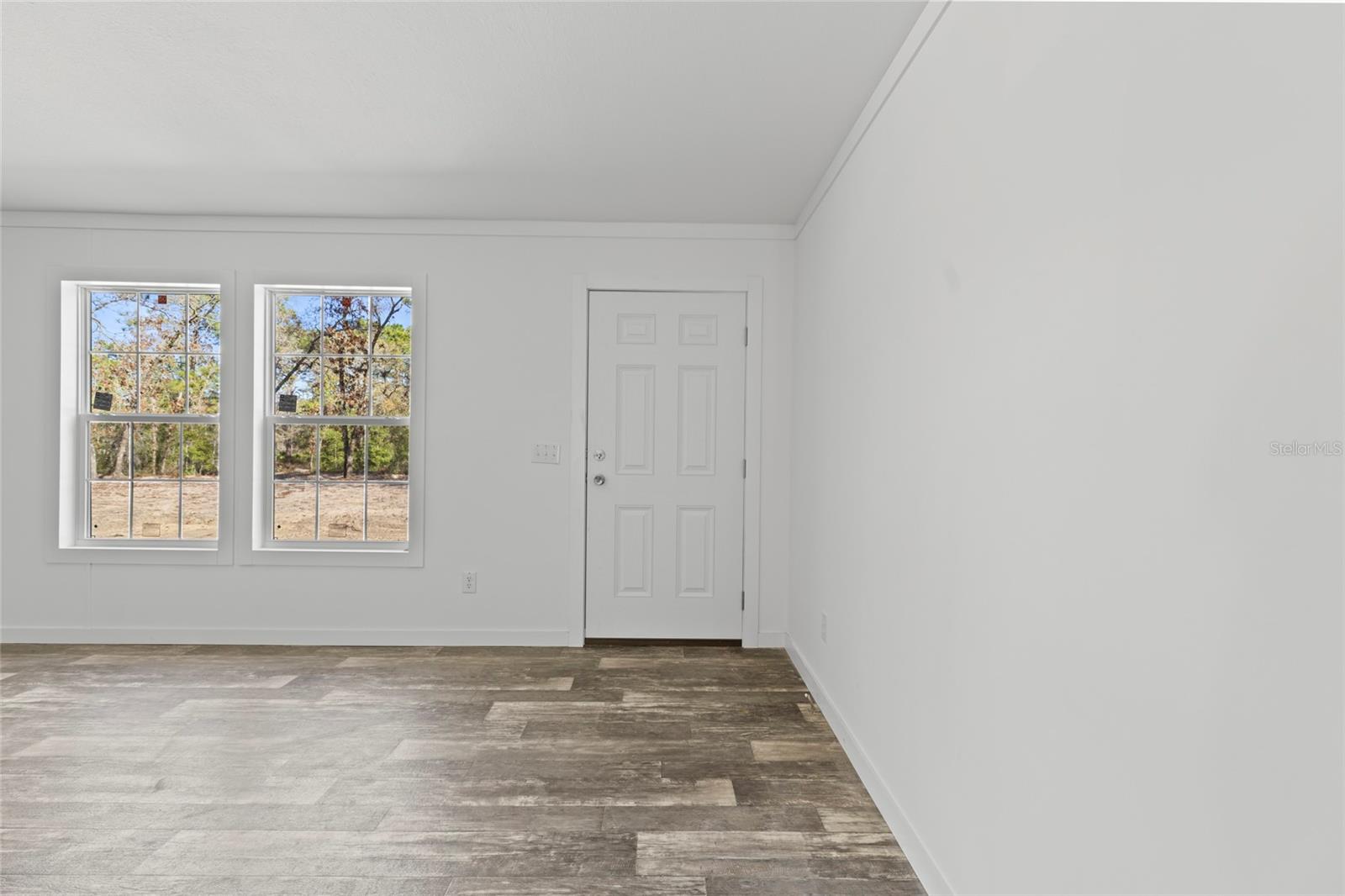 Listing photo id 8 for 5221 Joliet Lane