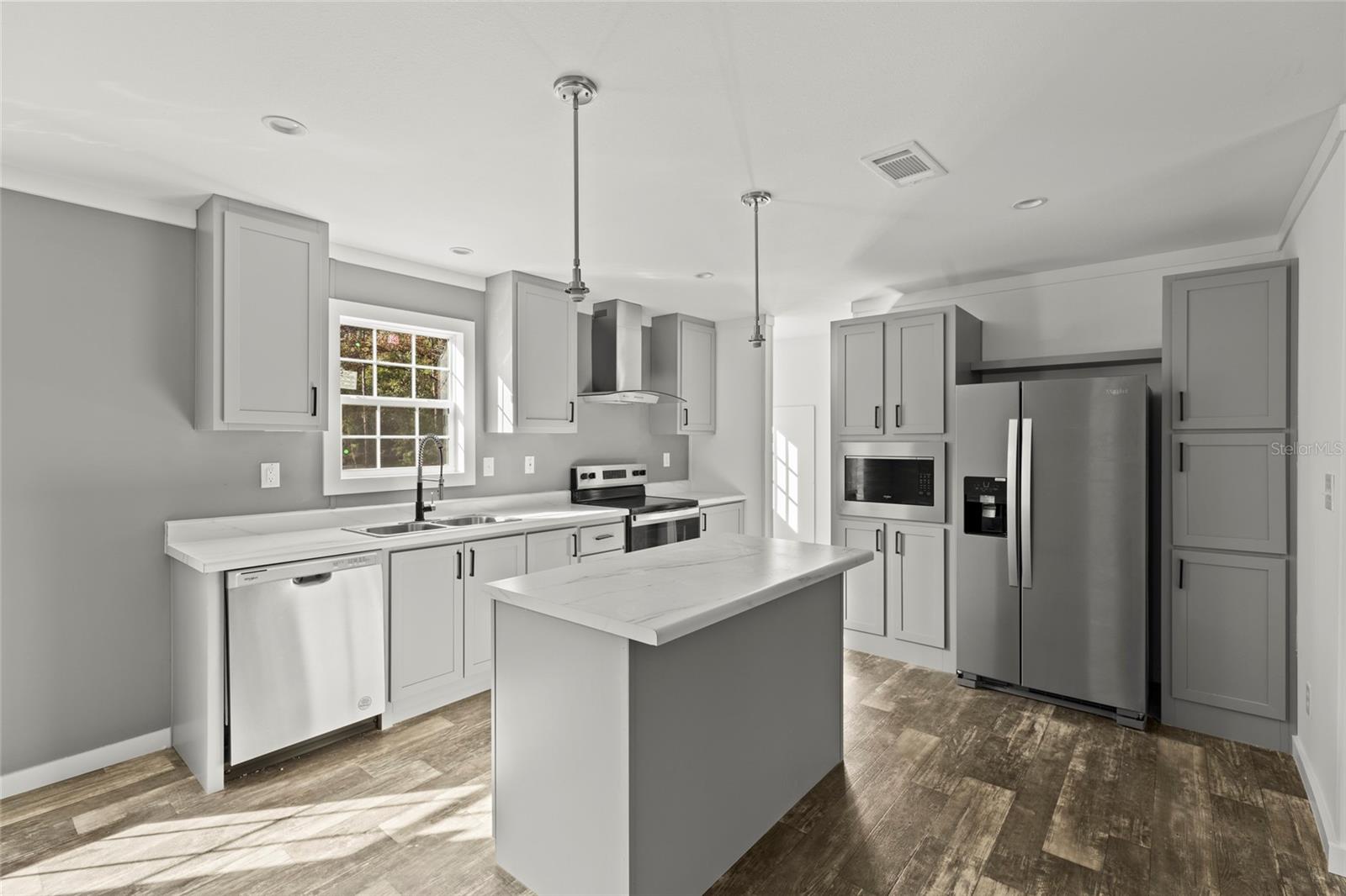 Listing photo id 11 for 5221 Joliet Lane