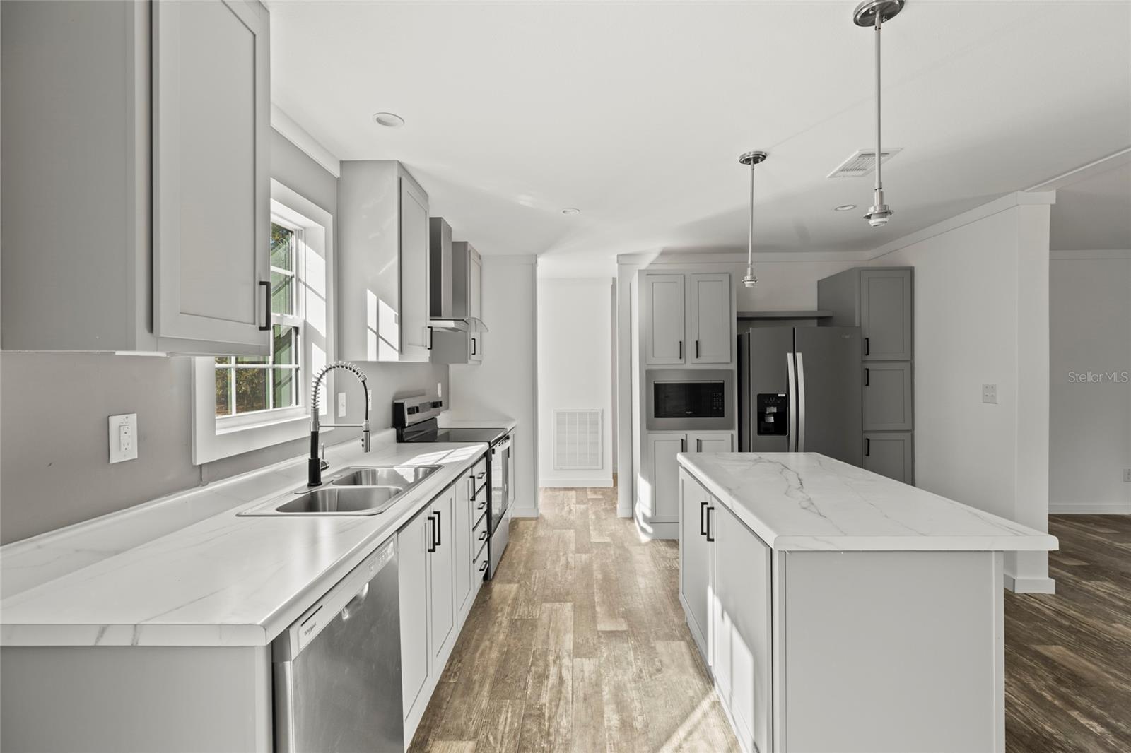 Listing photo id 12 for 5221 Joliet Lane