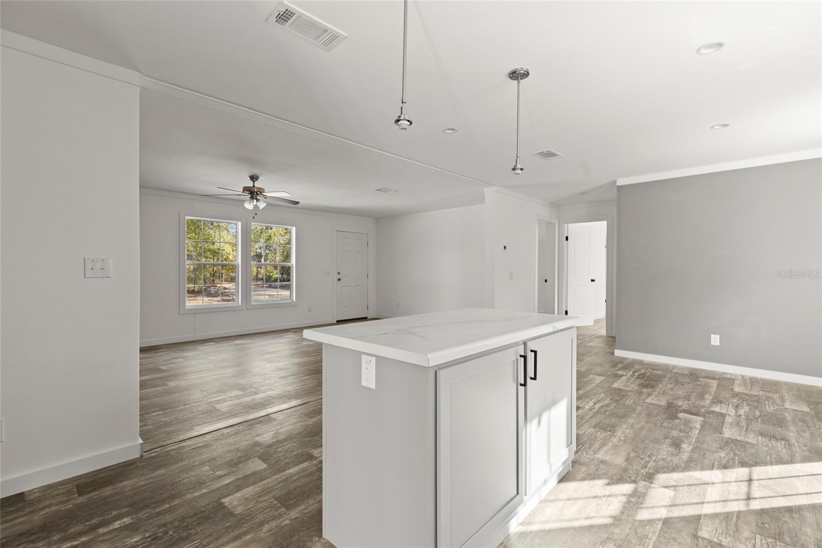 Listing photo id 14 for 5221 Joliet Lane