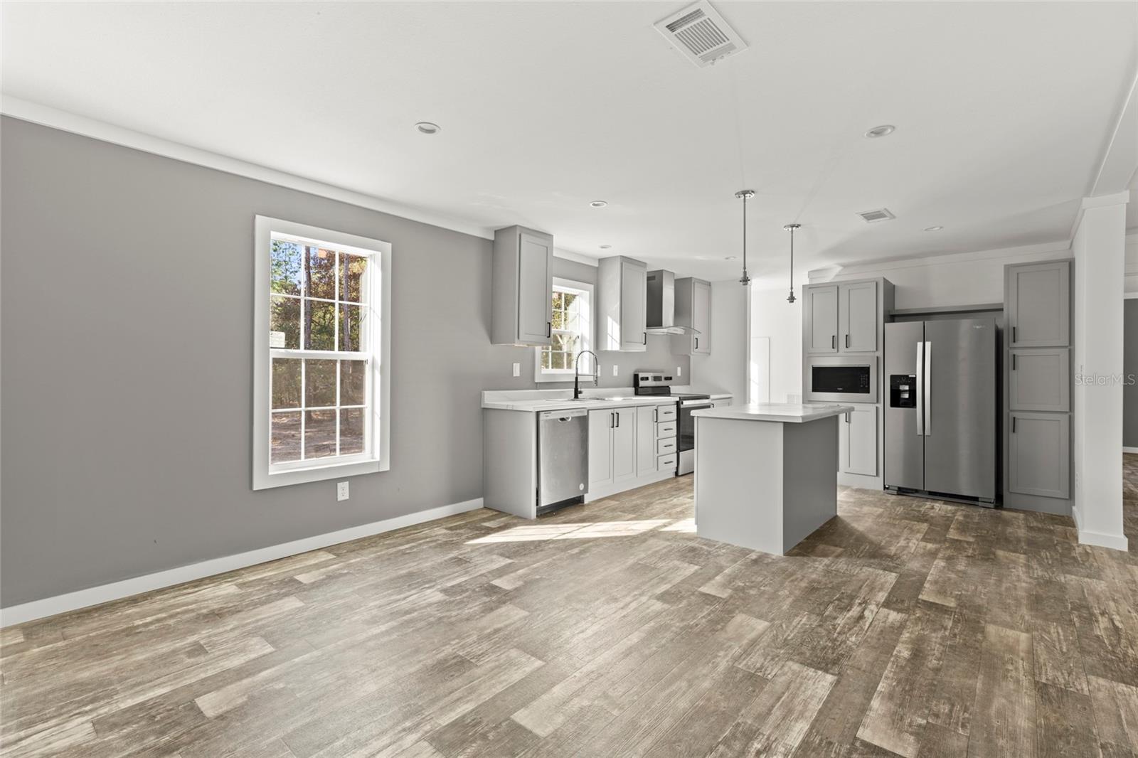 Listing photo id 16 for 5221 Joliet Lane