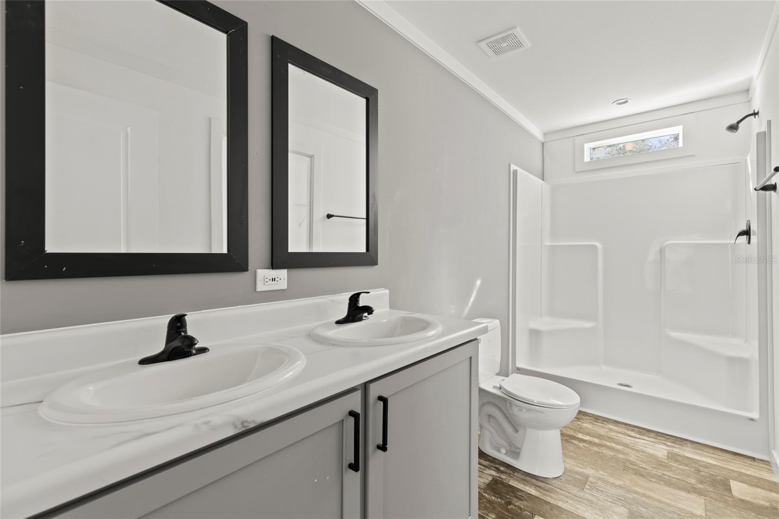 Listing photo id 17 for 5221 Joliet Lane