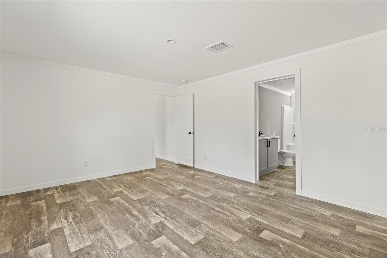 Listing photo id 20 for 5221 Joliet Lane