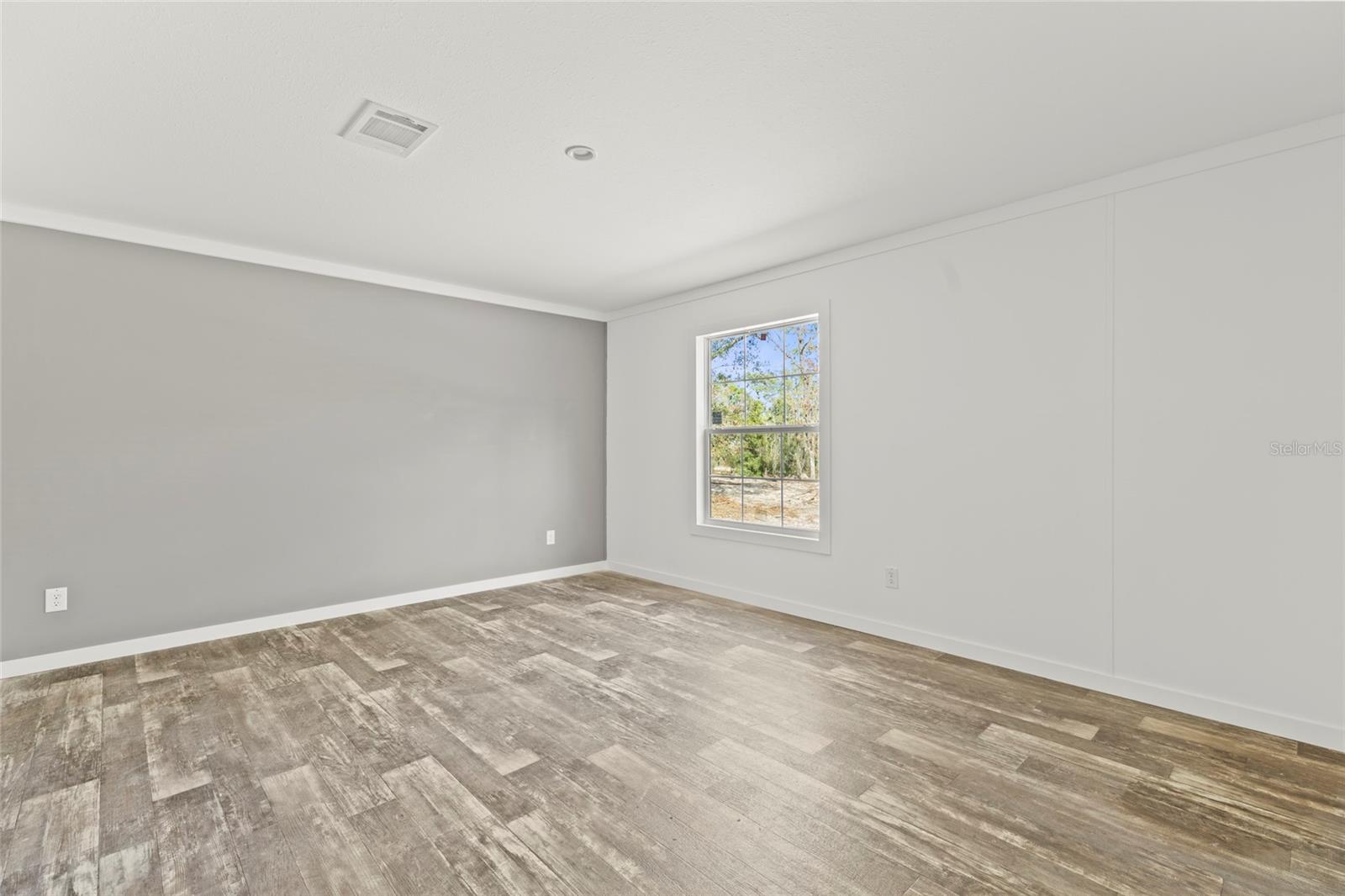 Listing photo id 21 for 5221 Joliet Lane