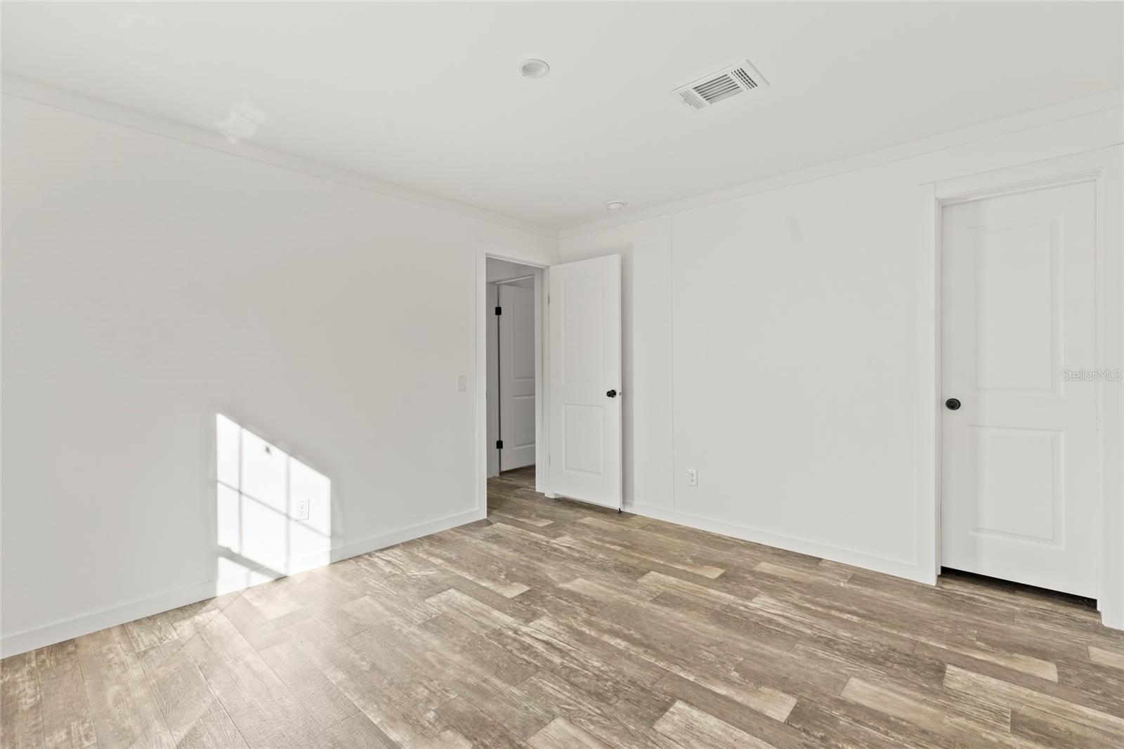Listing photo id 23 for 5221 Joliet Lane