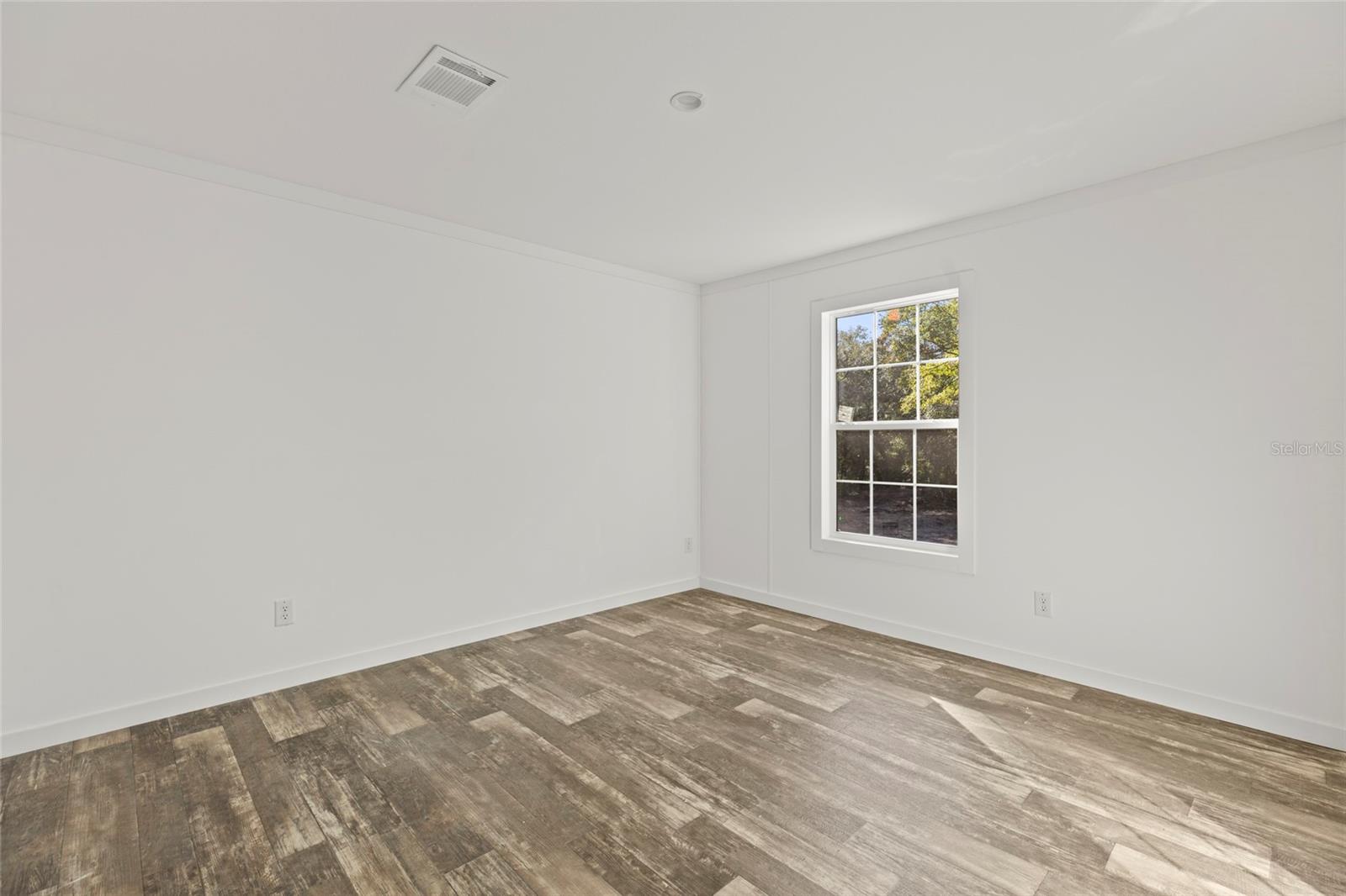 Listing photo id 24 for 5221 Joliet Lane