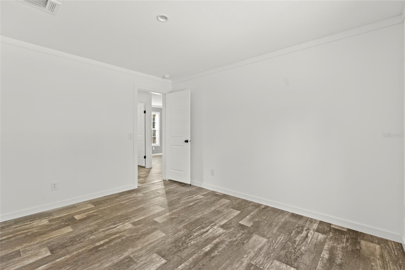 Listing photo id 25 for 5221 Joliet Lane