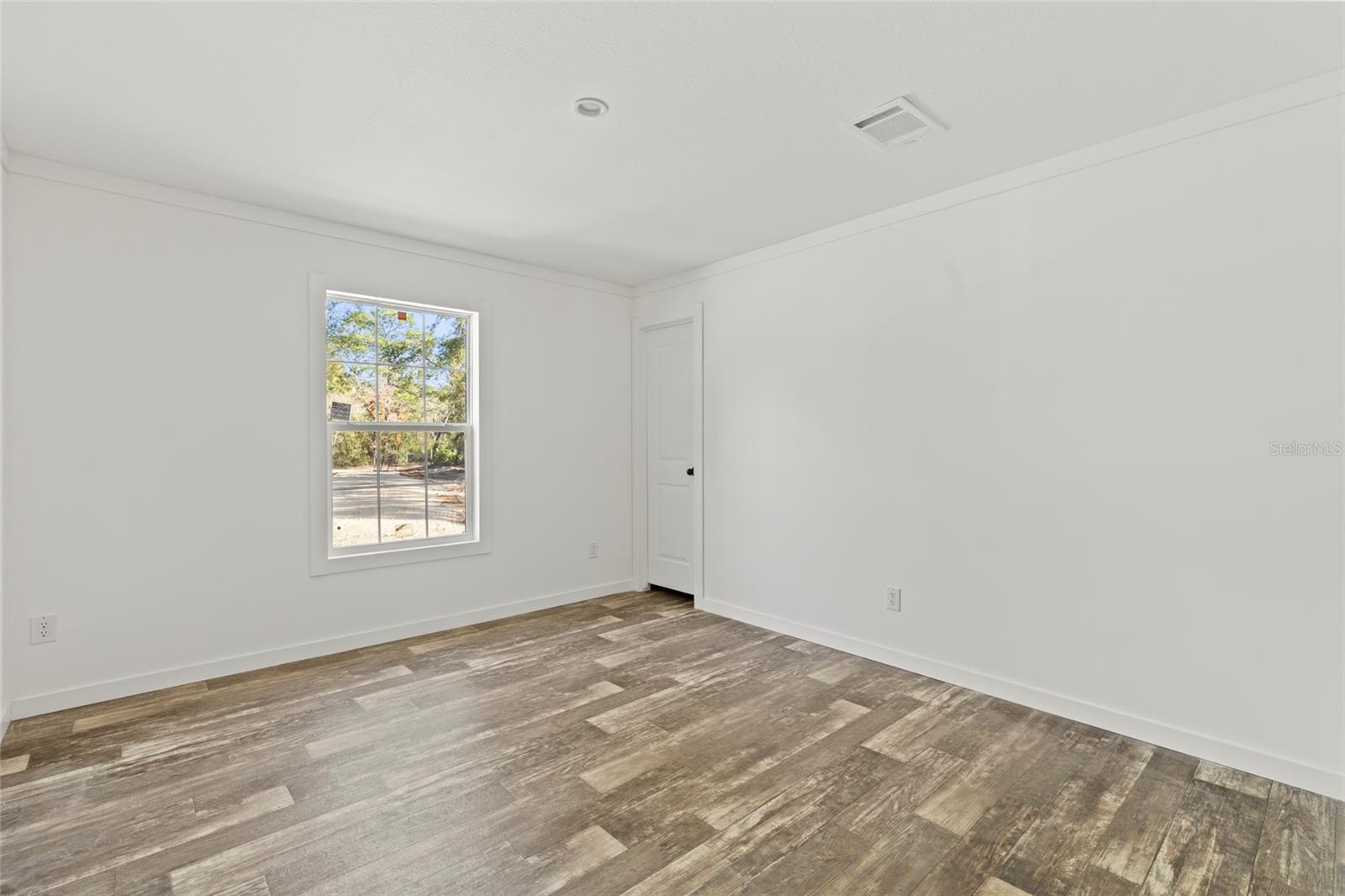 Listing photo id 26 for 5221 Joliet Lane