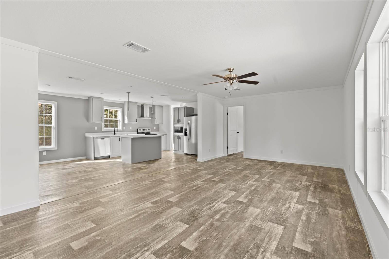 Listing photo id 7 for 5221 Joliet Lane
