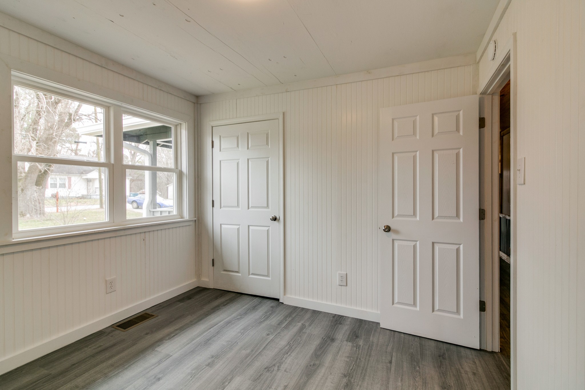Listing photo id 11 for 5188 Elwood Road