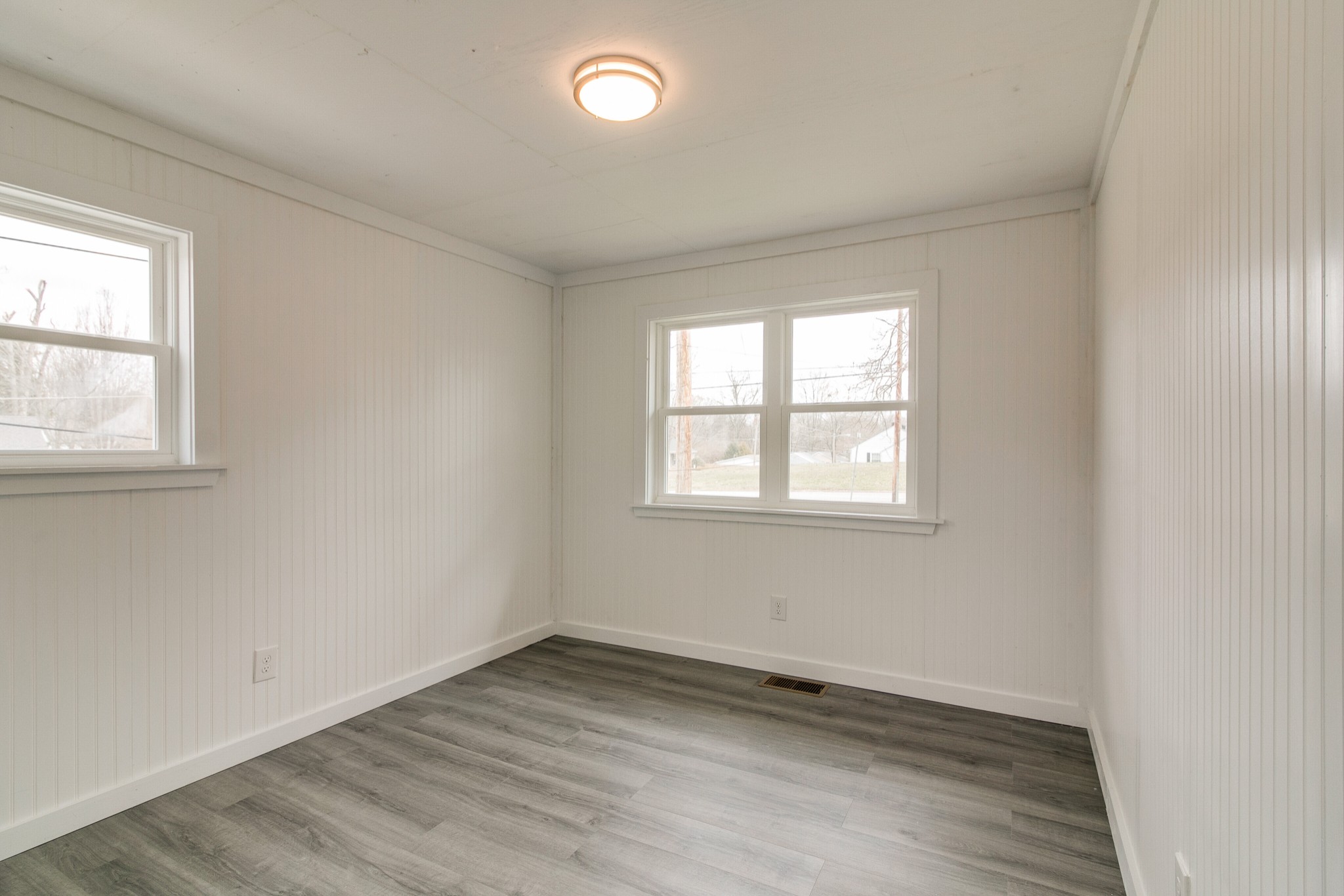 Listing photo id 12 for 5188 Elwood Road