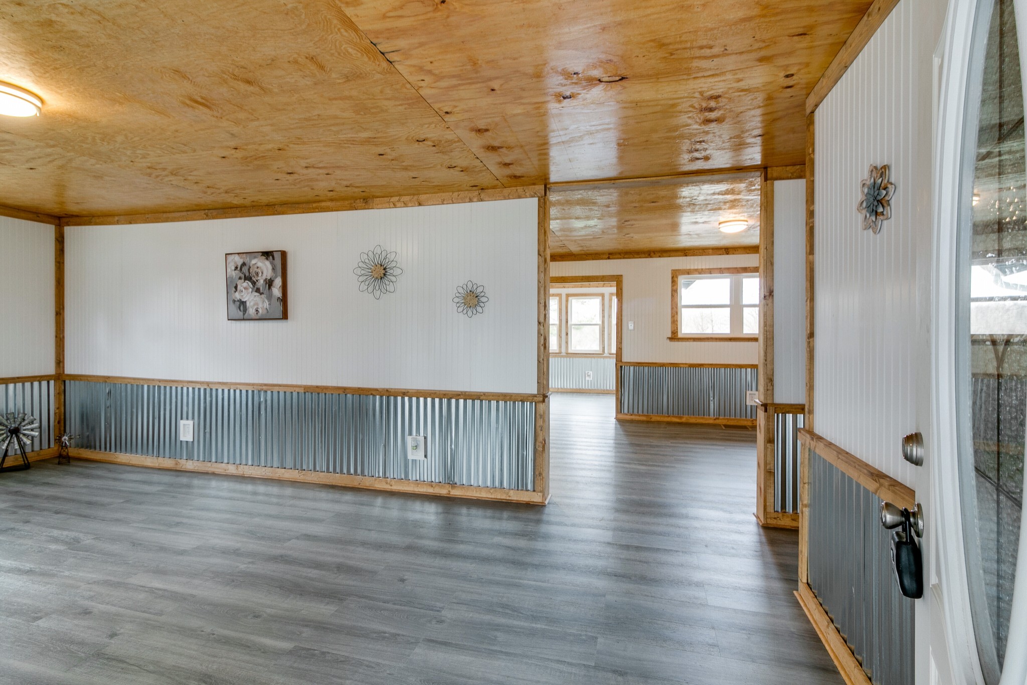 Listing photo id 2 for 5188 Elwood Road