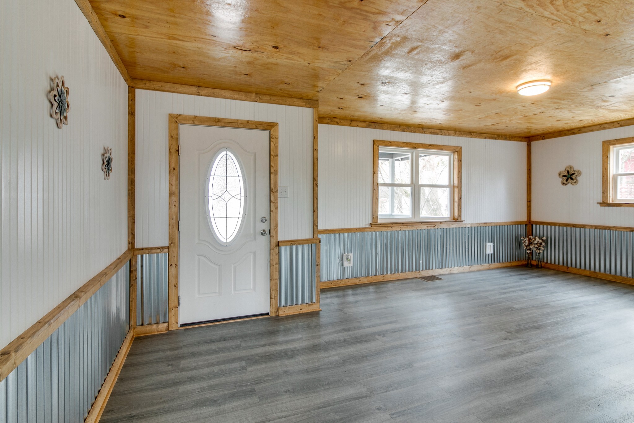 Listing photo id 3 for 5188 Elwood Road