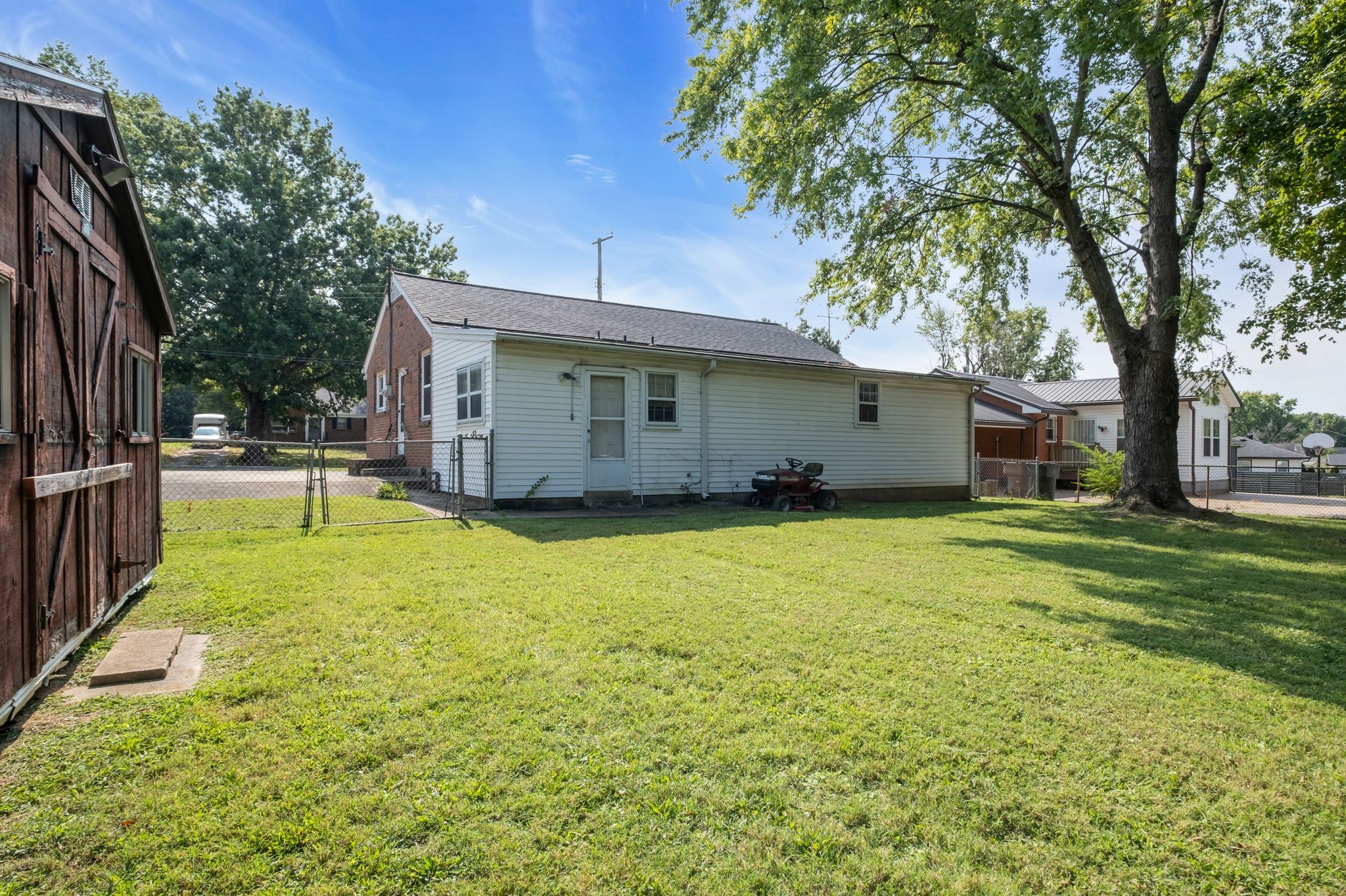 Image 24 of 59 For 6836 112th Street