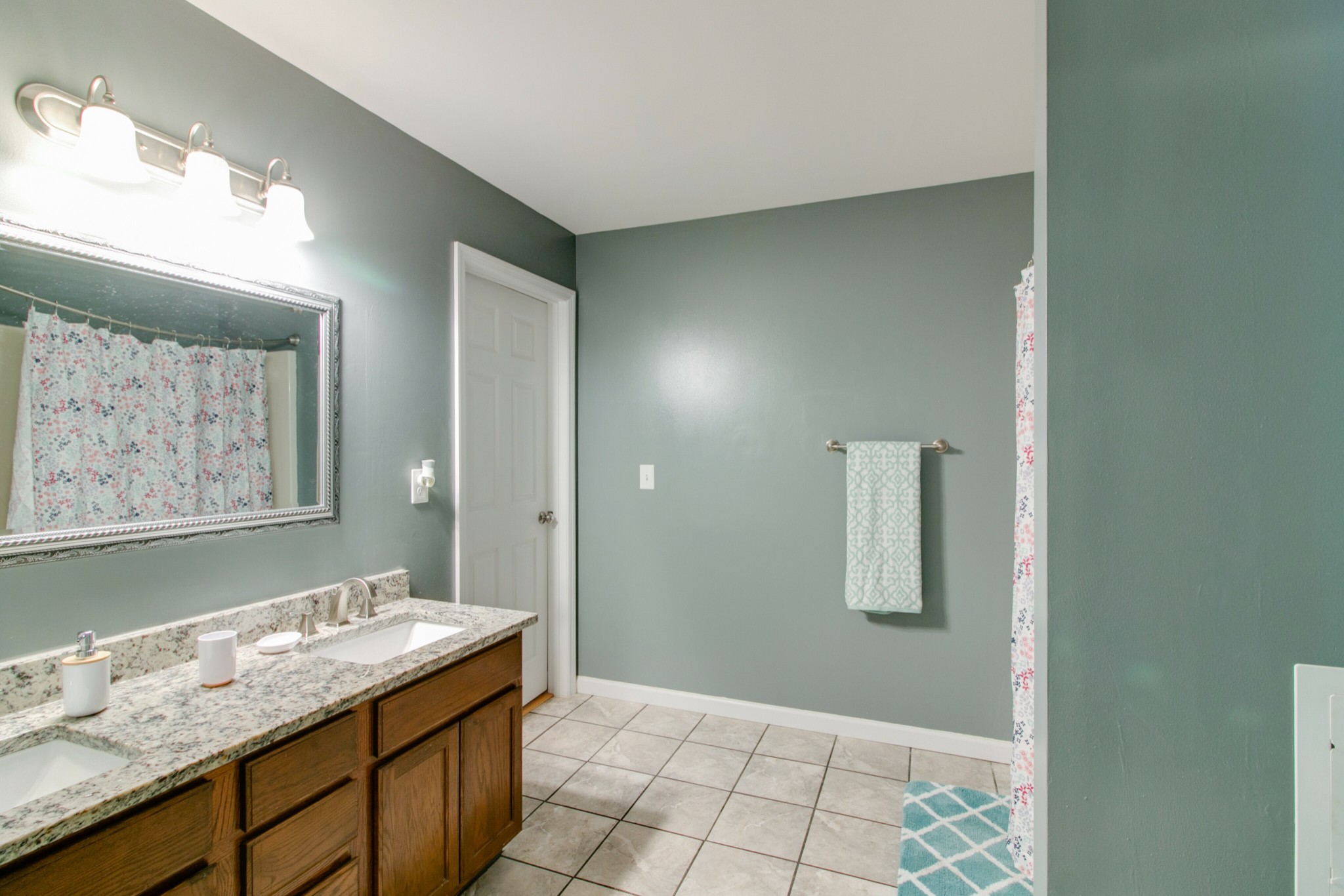 Listing photo id 12 for 3503 Westcove Court