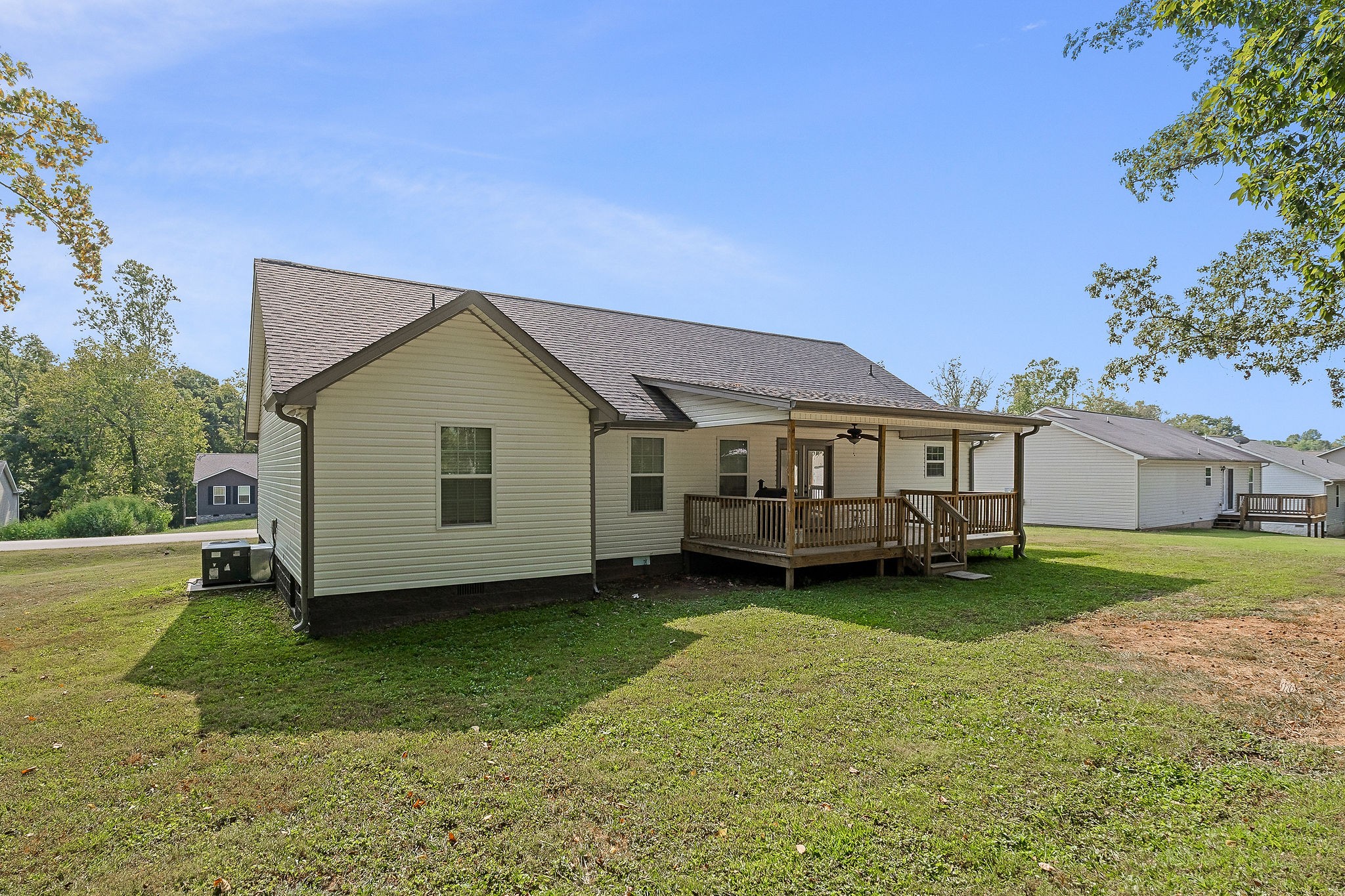 Image 31 of 75 For 260 Country Circle Drive W