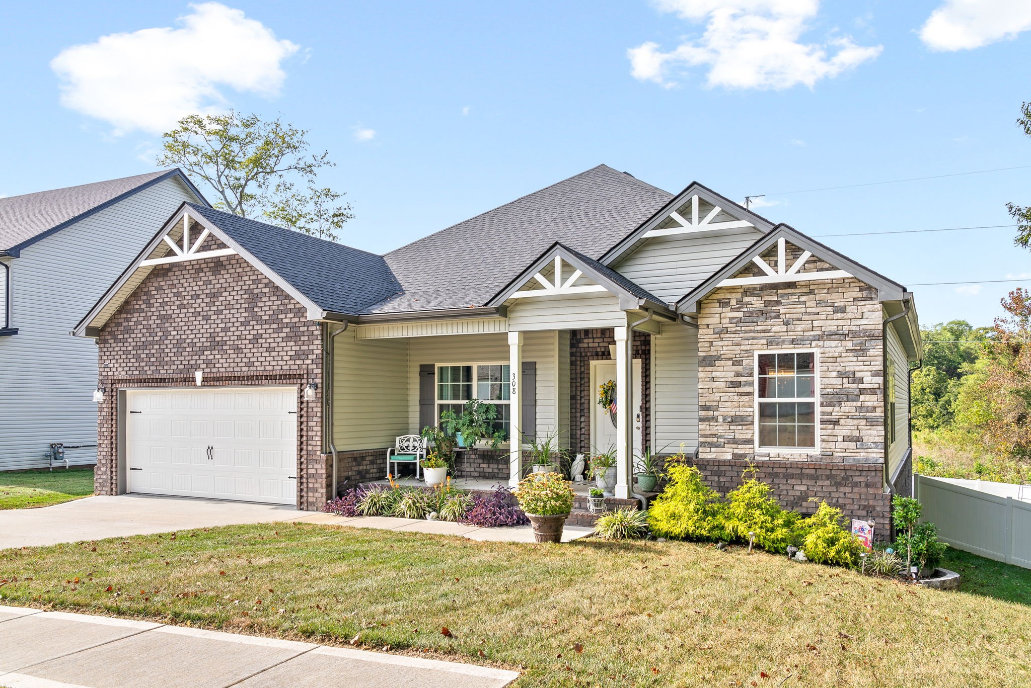 Listing photo id 1 for 9065 Arcadia Way