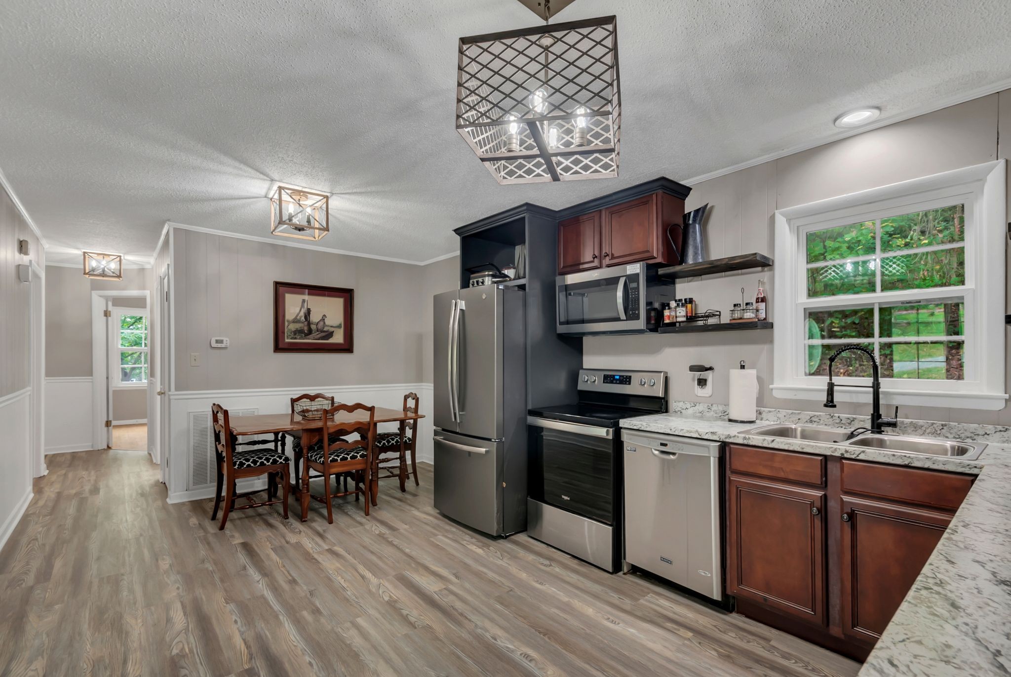 Listing photo id 9 for 5930 Knoxville Lane