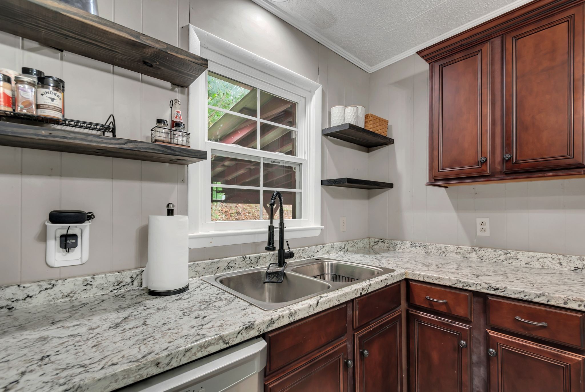Listing photo id 10 for 5930 Knoxville Lane