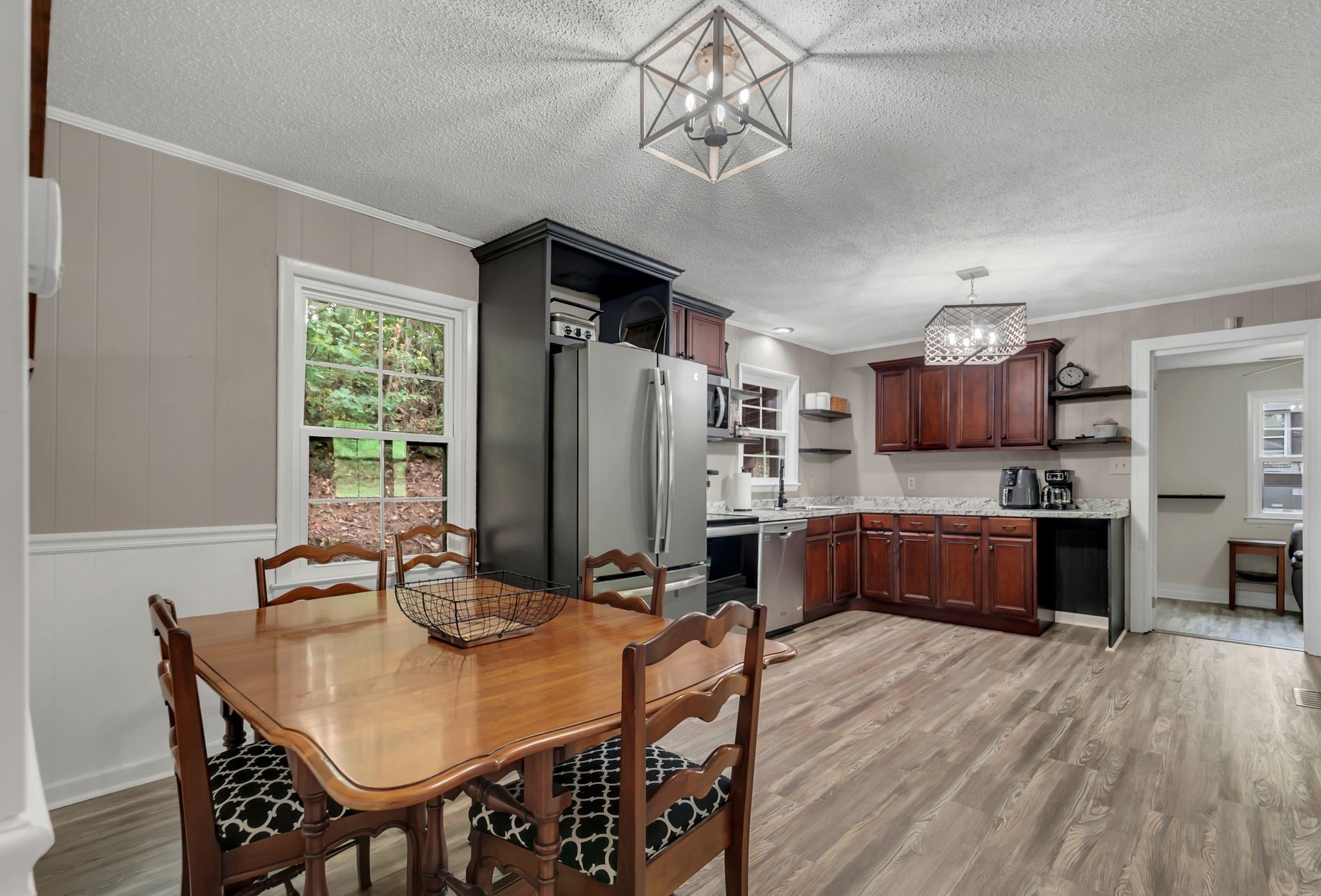 Listing photo id 12 for 5930 Knoxville Lane