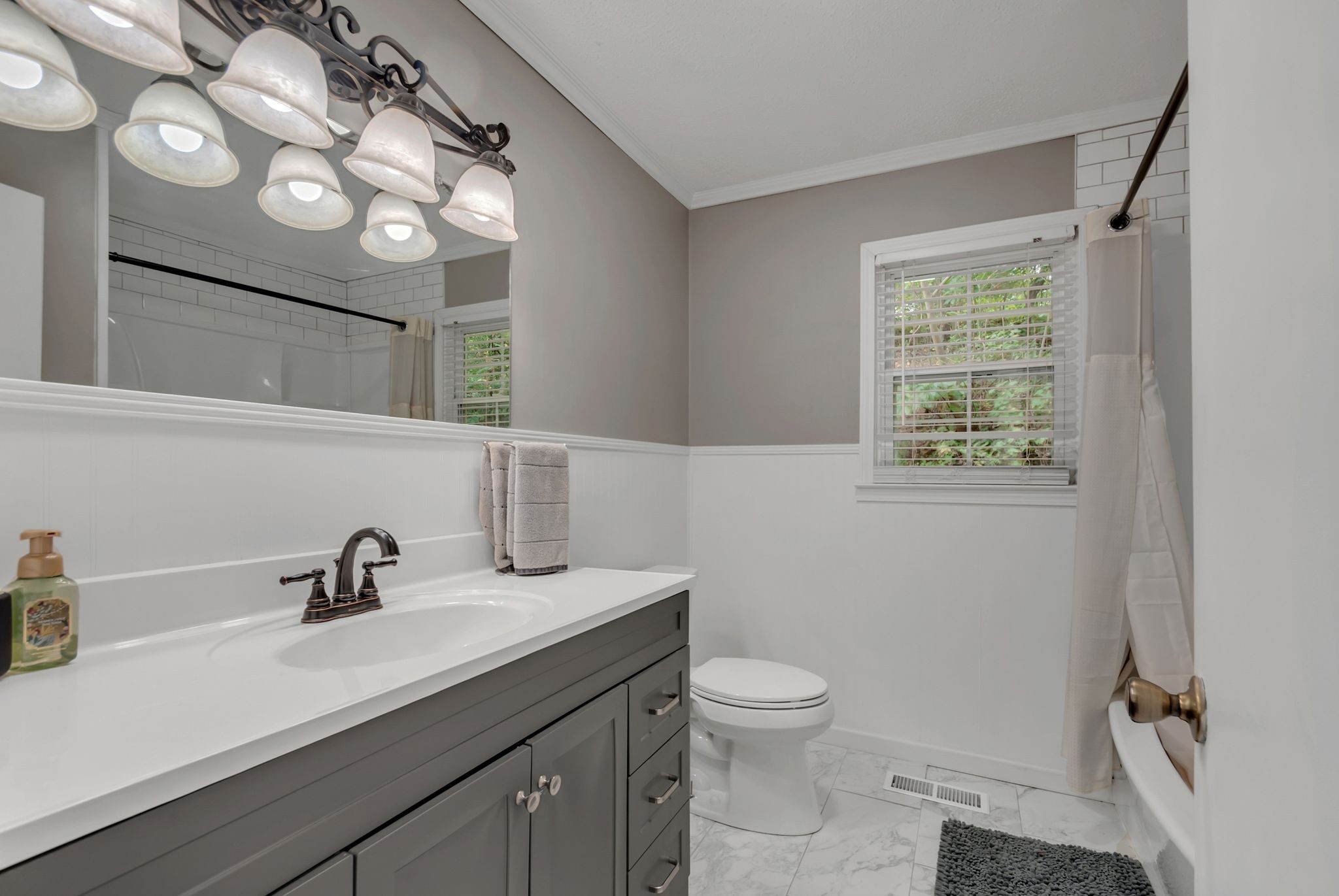 Listing photo id 13 for 5930 Knoxville Lane