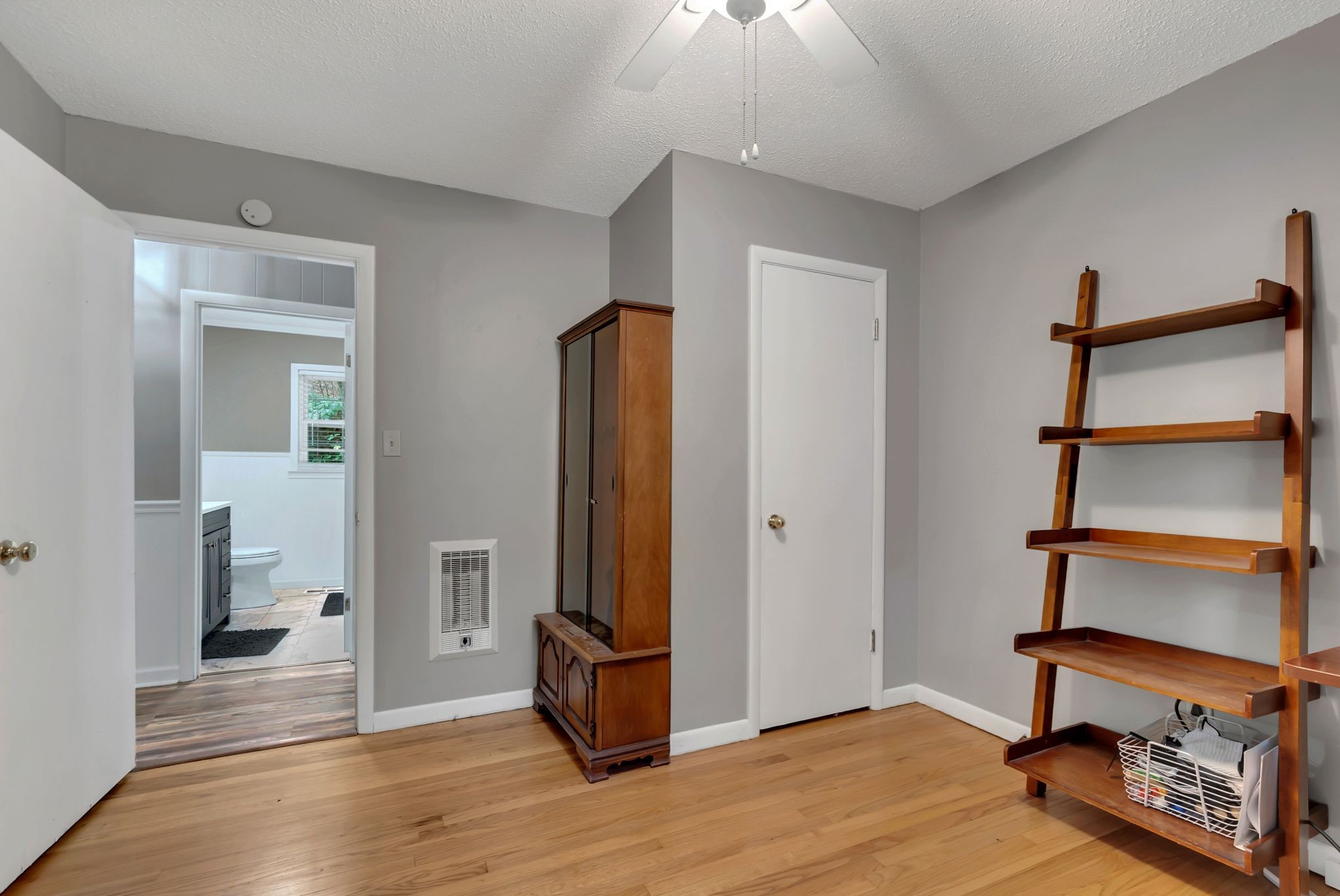 Listing photo id 15 for 5930 Knoxville Lane