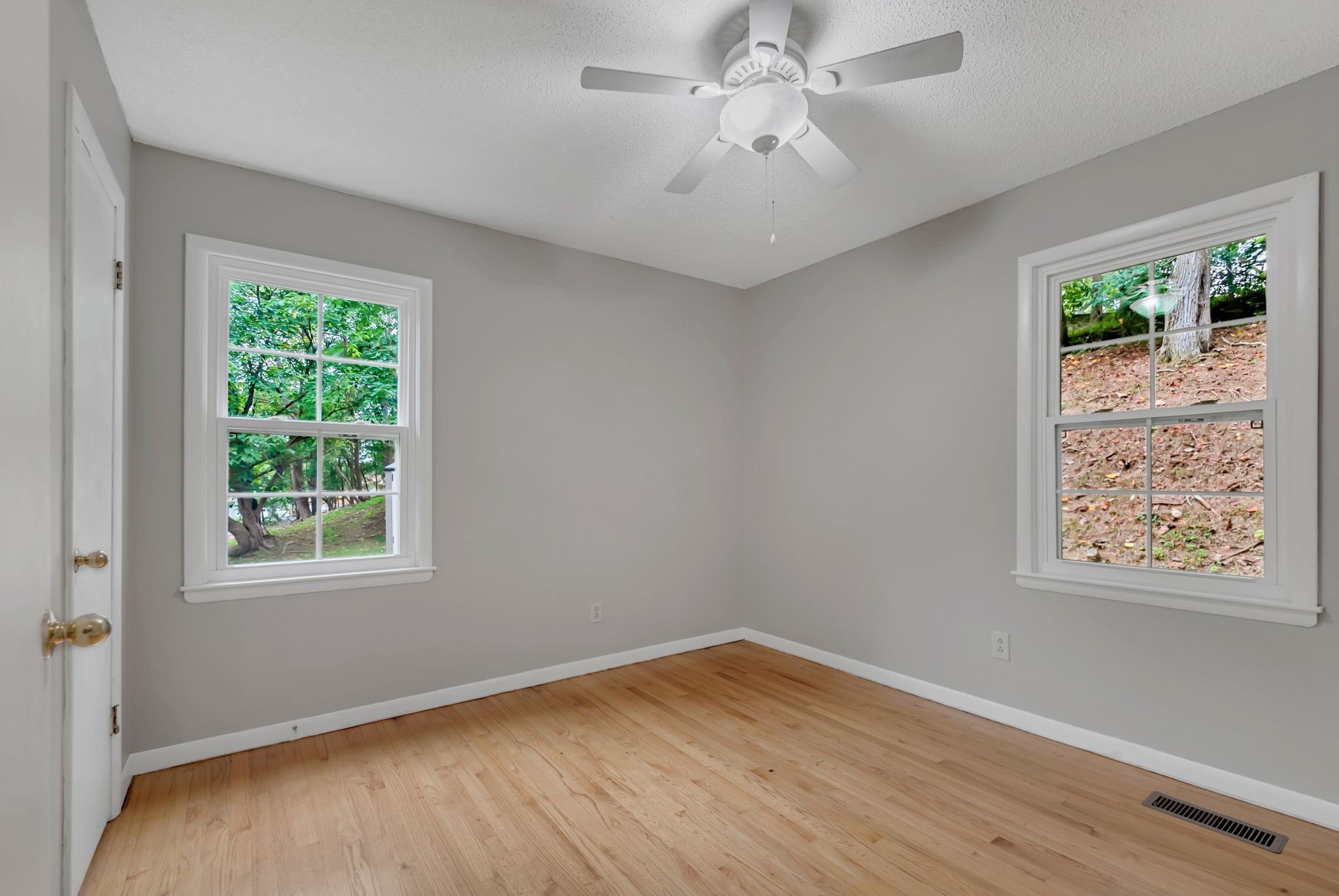 Listing photo id 16 for 5930 Knoxville Lane