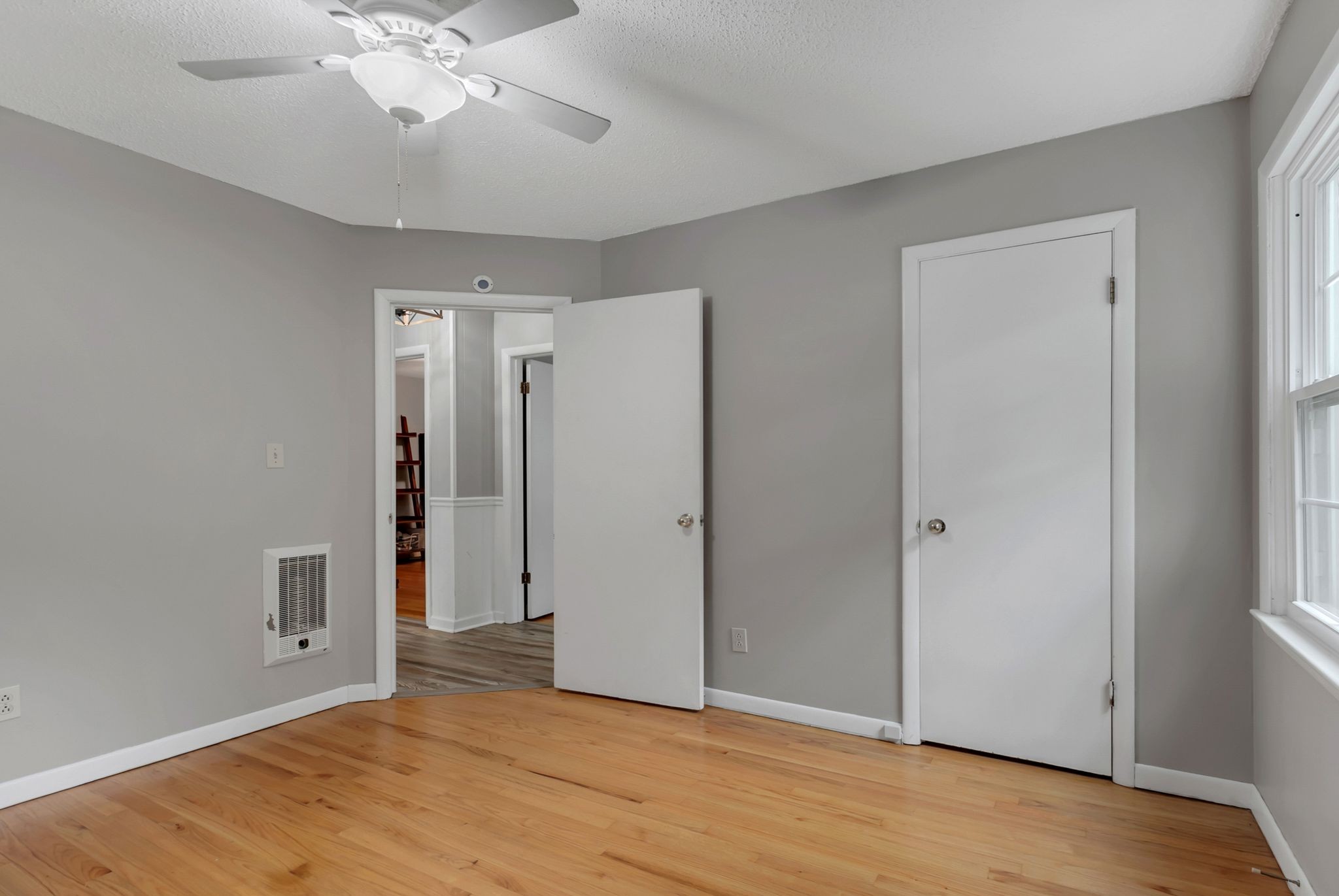 Listing photo id 17 for 5930 Knoxville Lane