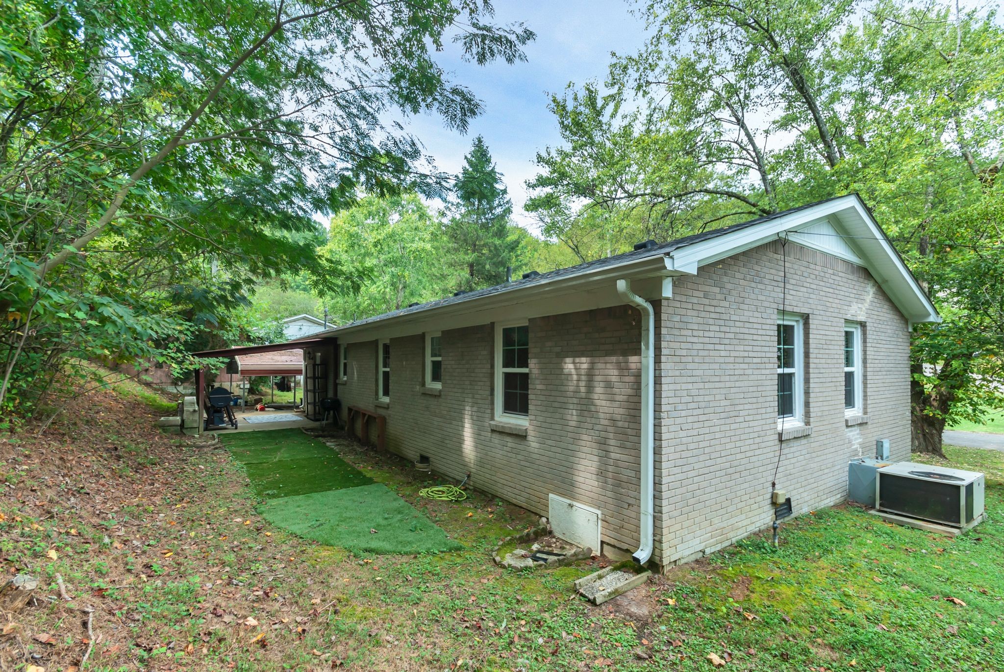 Listing photo id 25 for 5930 Knoxville Lane