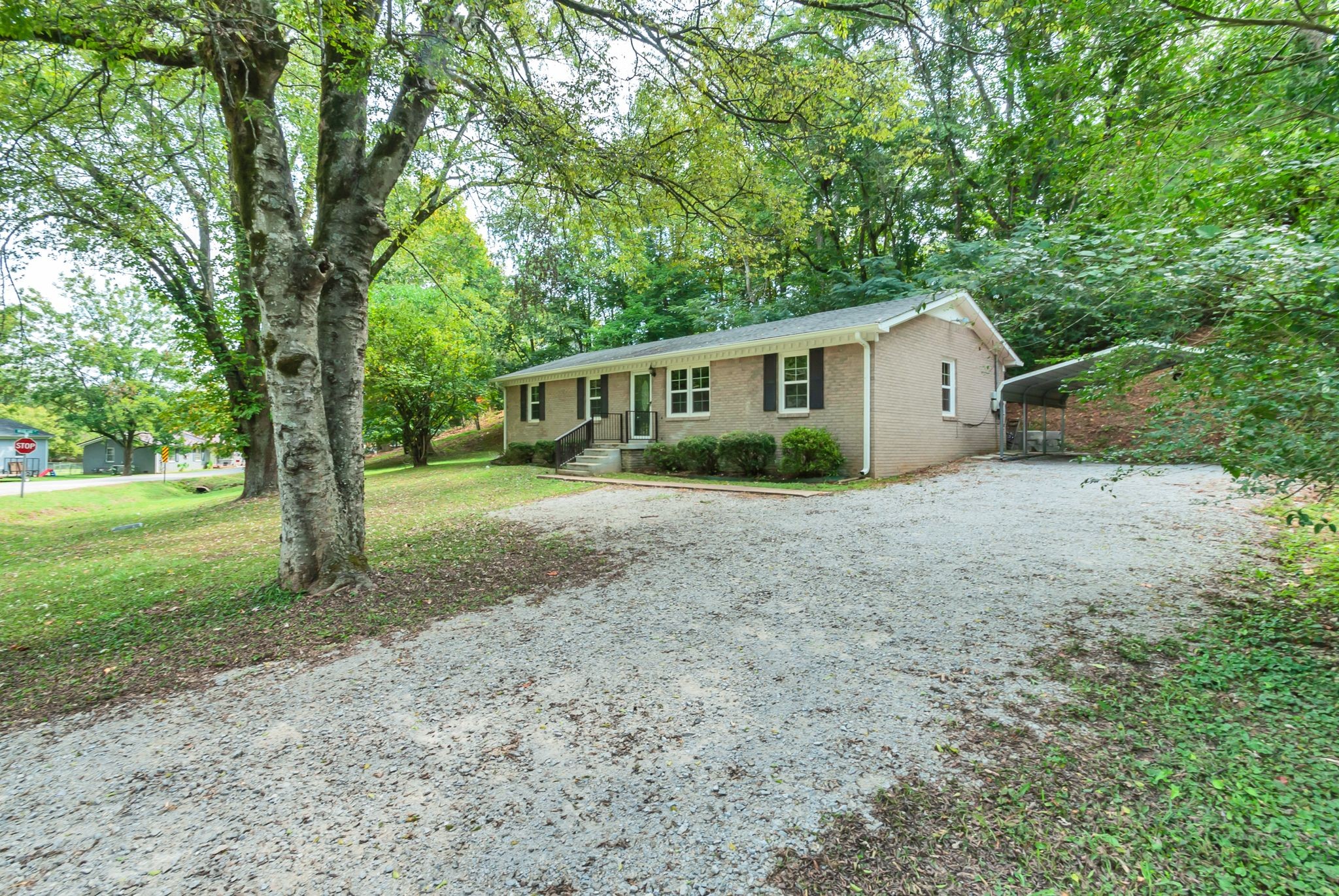 Listing photo id 2 for 5930 Knoxville Lane