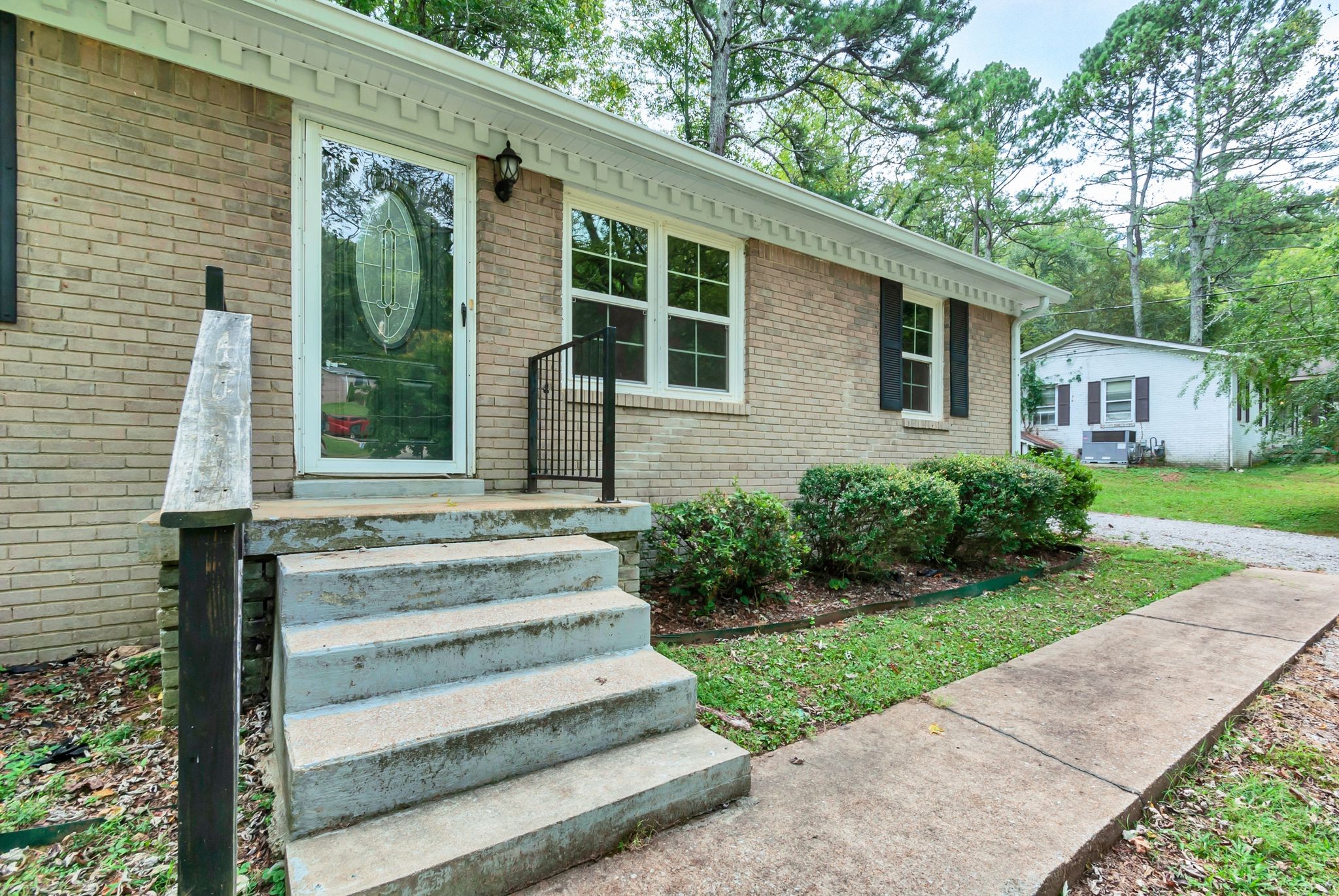 Listing photo id 3 for 5930 Knoxville Lane