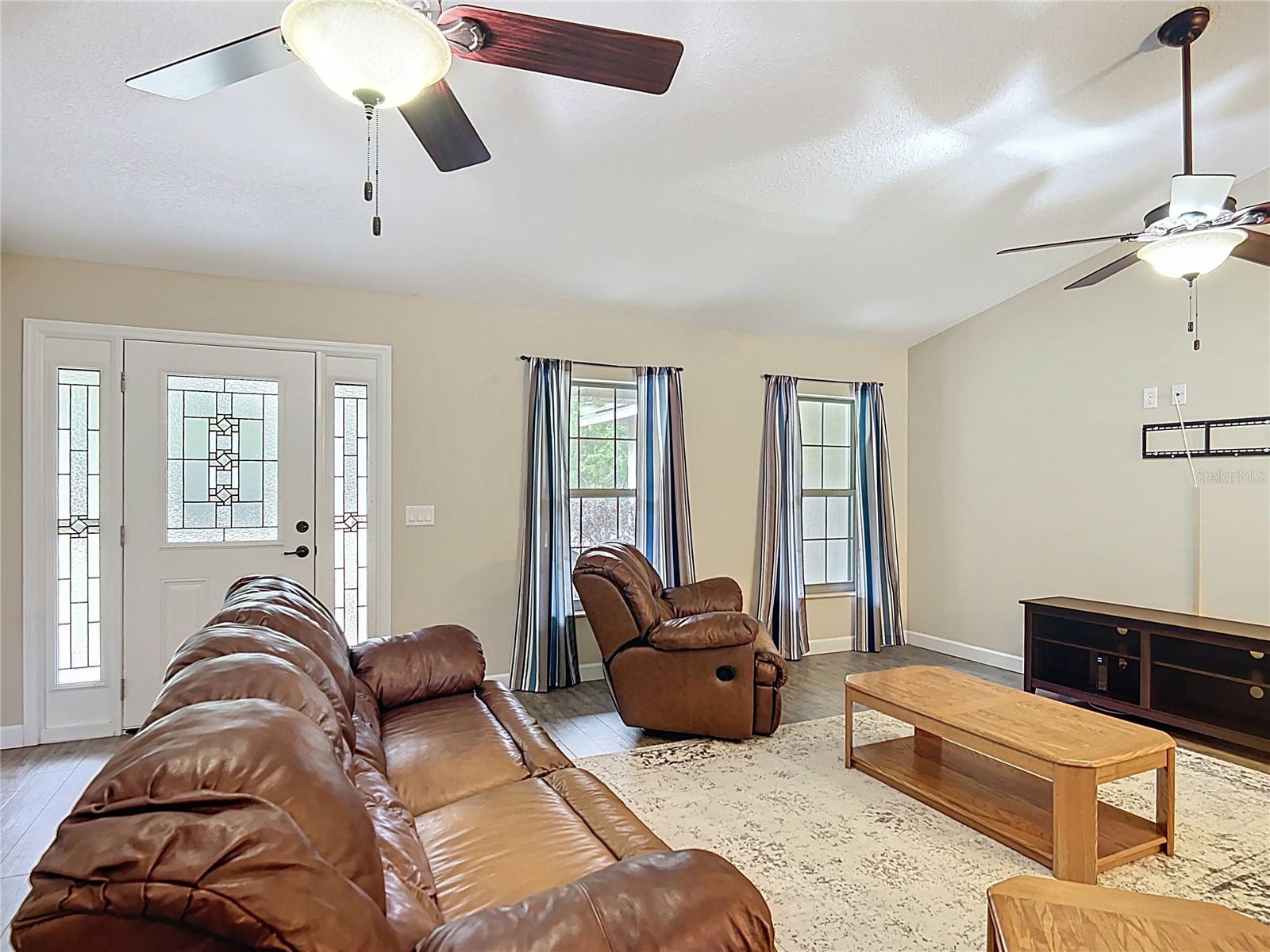Listing photo id 18 for 5081 Clayre Lane