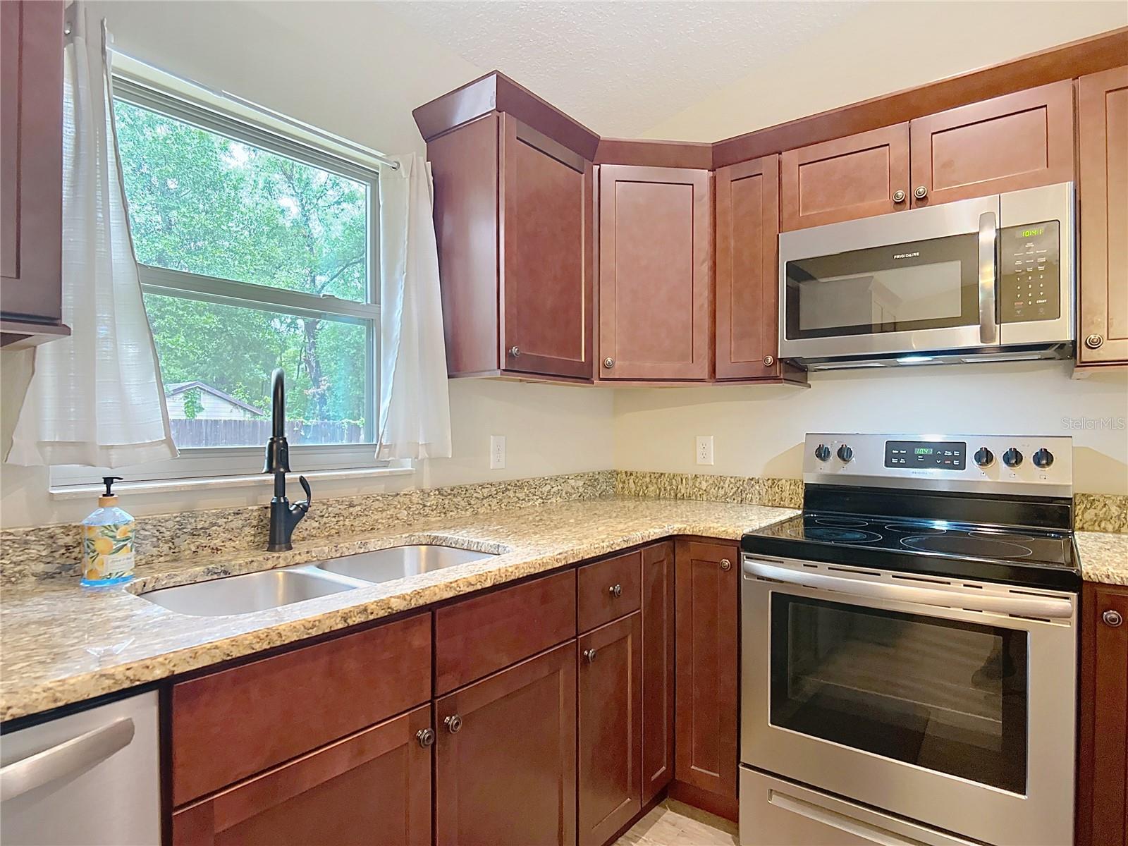 Listing photo id 26 for 5081 Clayre Lane