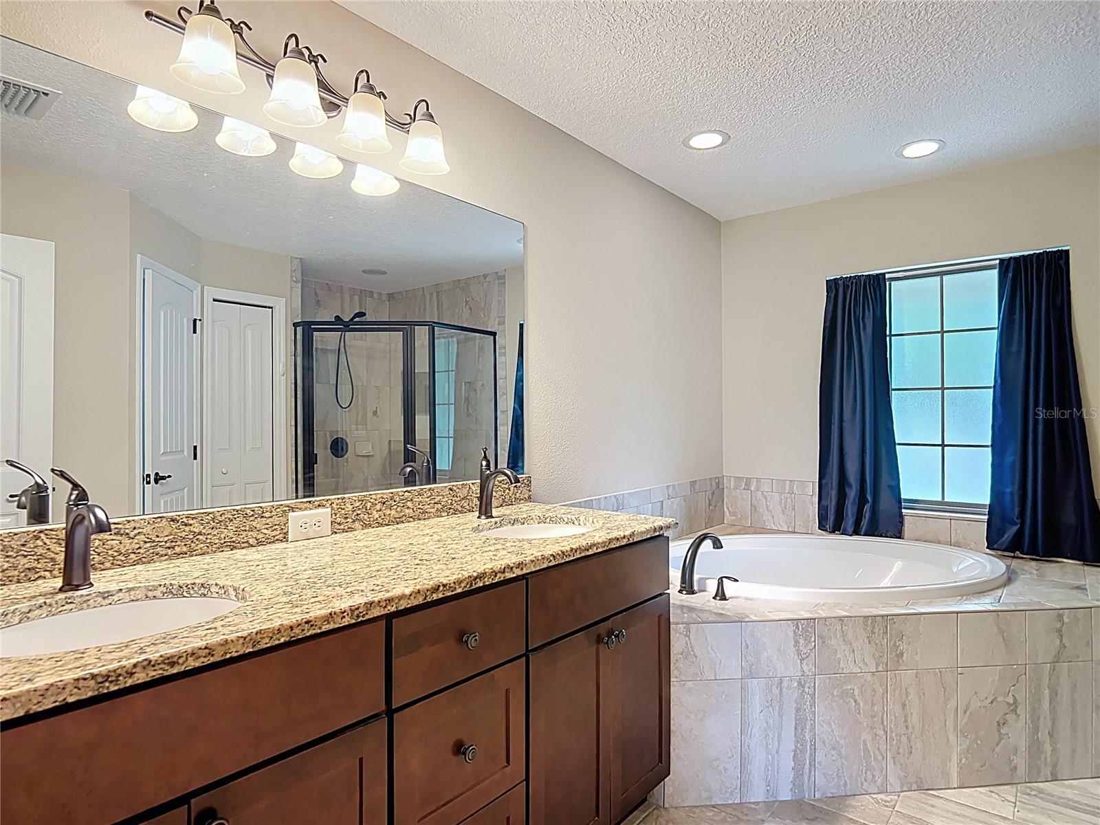 Listing photo id 31 for 5081 Clayre Lane