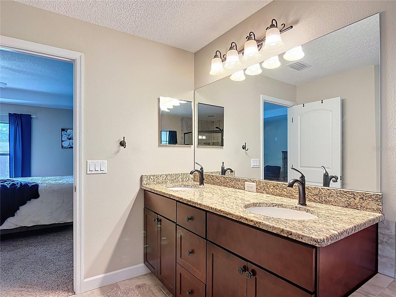 Listing photo id 33 for 5081 Clayre Lane
