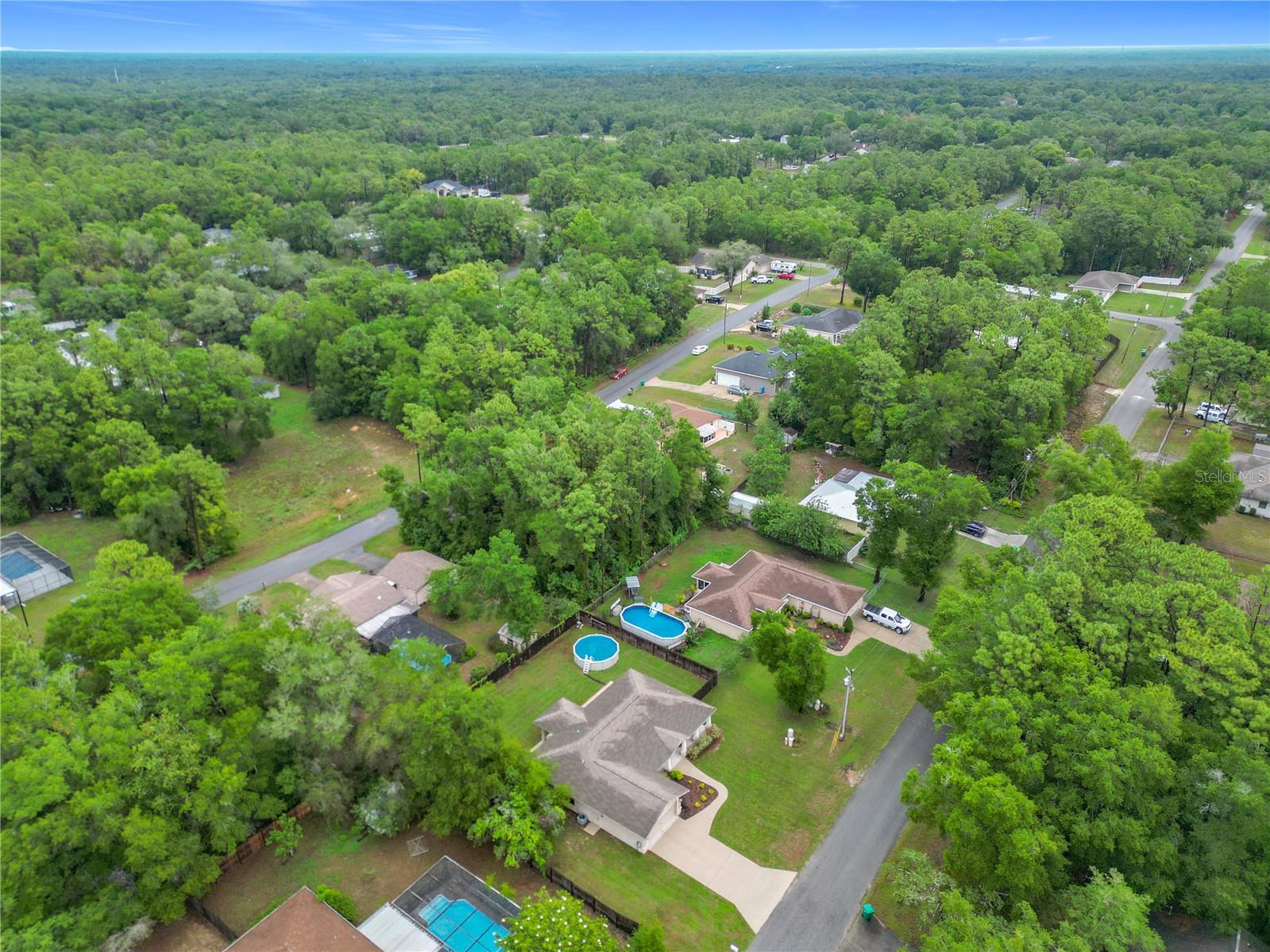 Listing photo id 2 for 5081 Clayre Lane