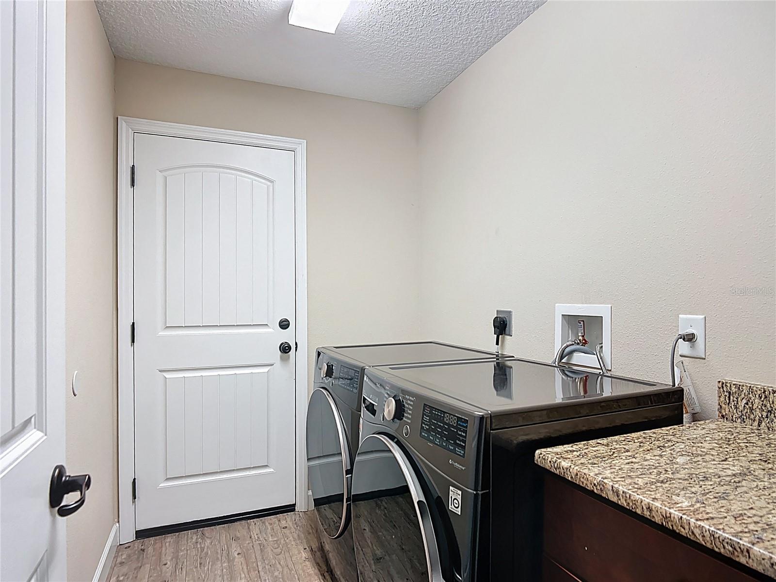 Listing photo id 43 for 5081 Clayre Lane
