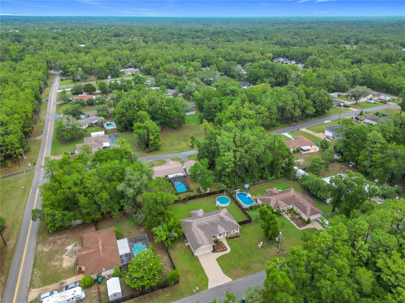 Listing photo id 3 for 5081 Clayre Lane