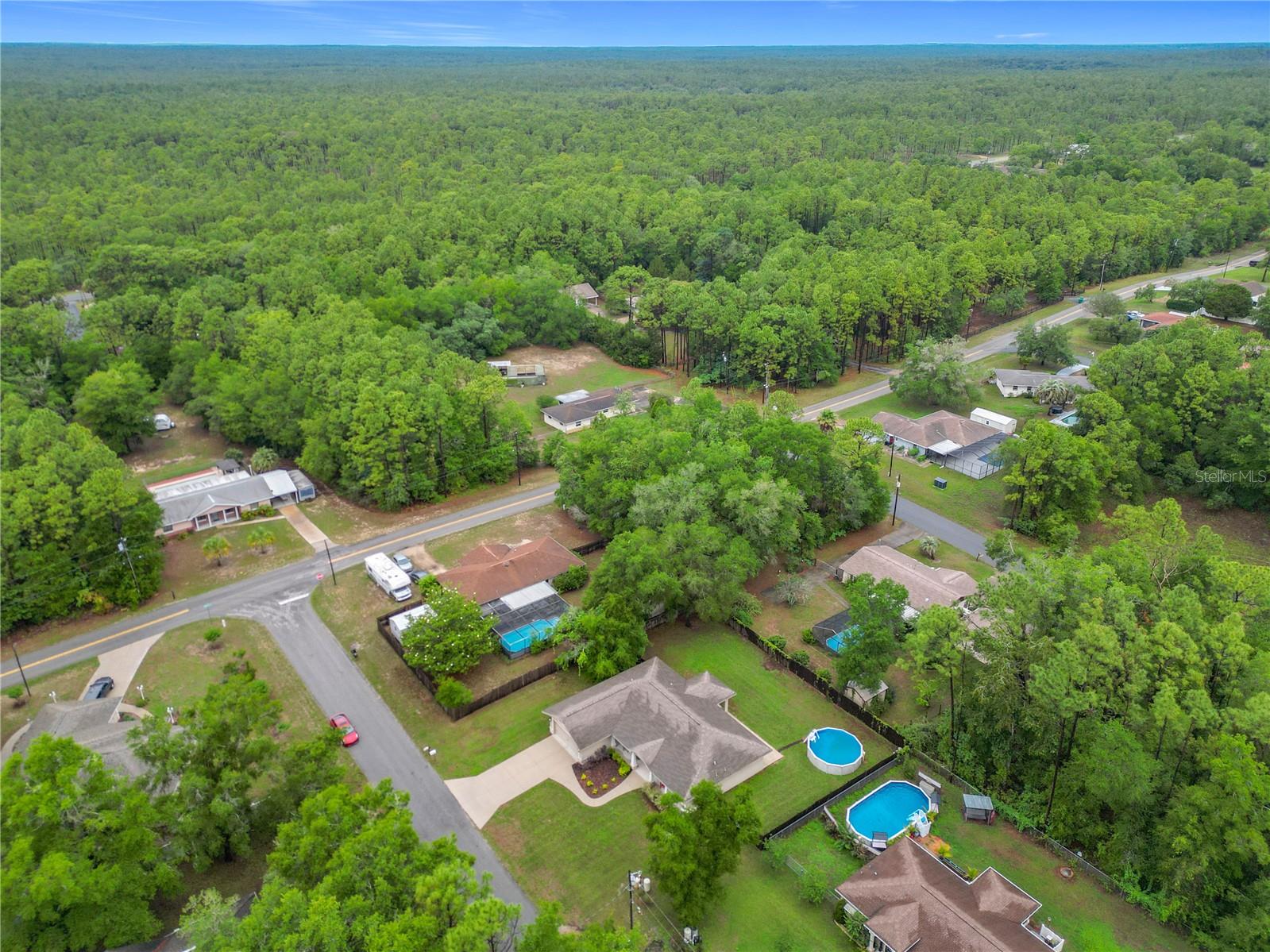 Listing photo id 6 for 5081 Clayre Lane