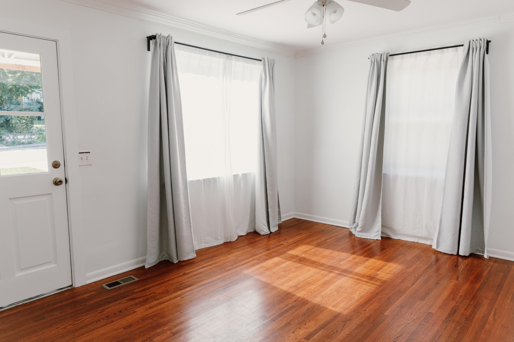 Image 2 of 28 For 4762 11 Street