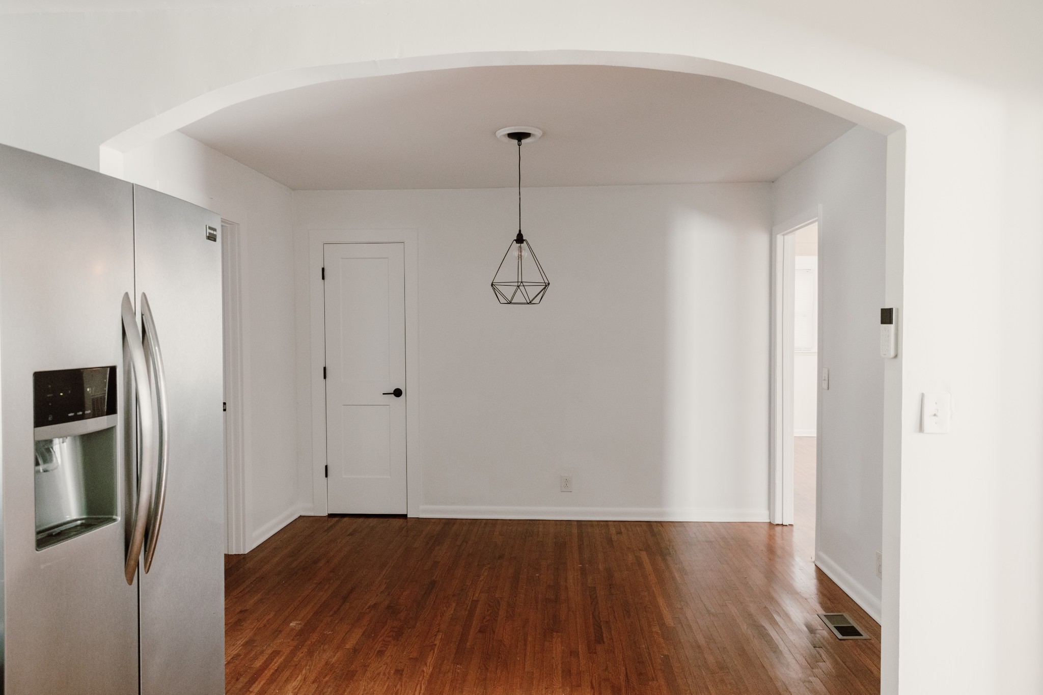 Image 4 of 28 For 4762 11 Street