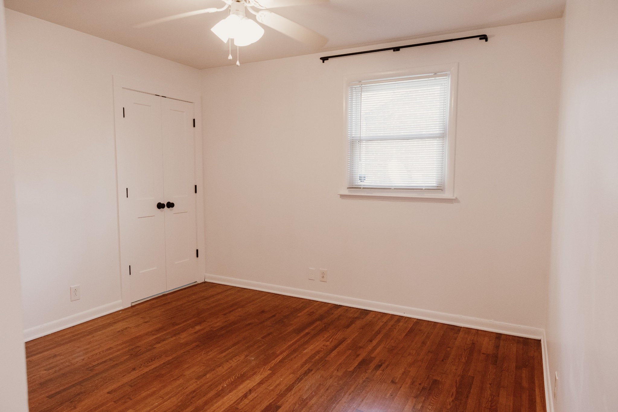 Image 7 of 28 For 4762 11 Street