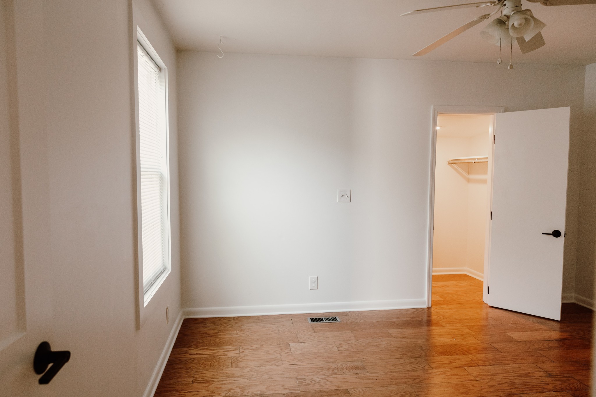 Image 9 of 28 For 4762 11 Street