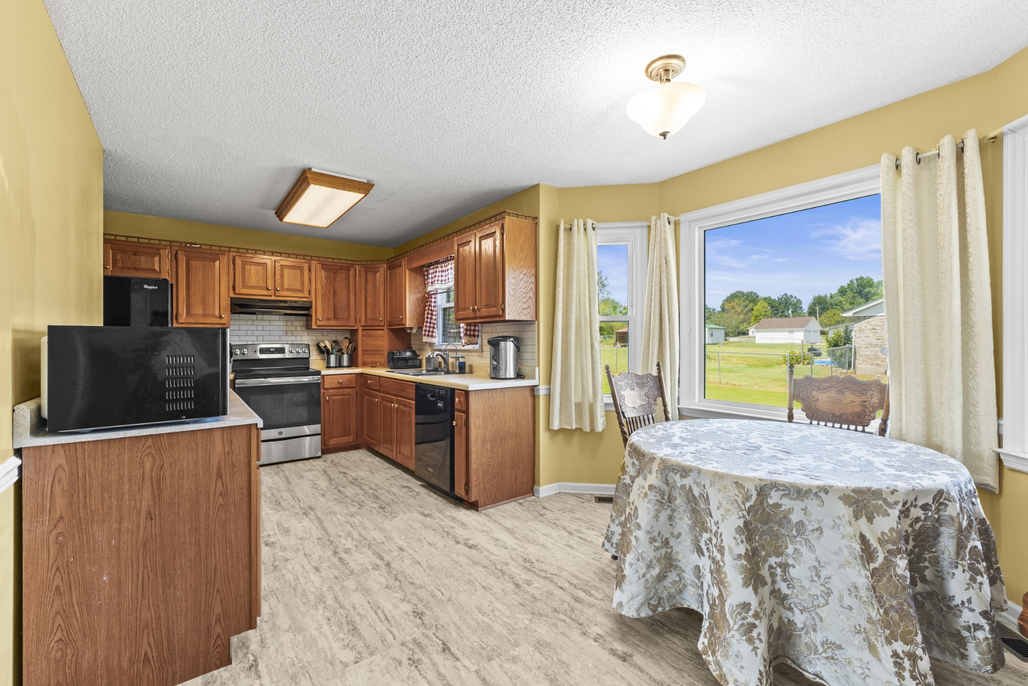 Listing photo id 13 for 4746 88th Lane