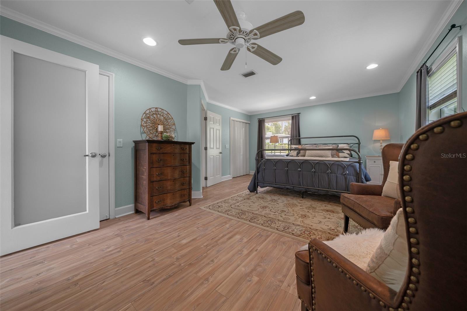 Image 24 of 39 For 530 35th Street