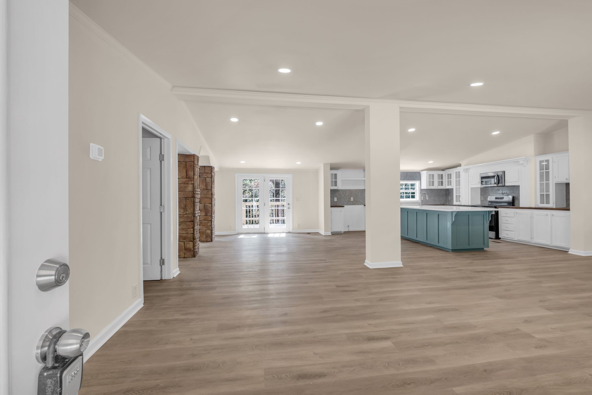 Image 4 of 48 For 18370 20th Avenue